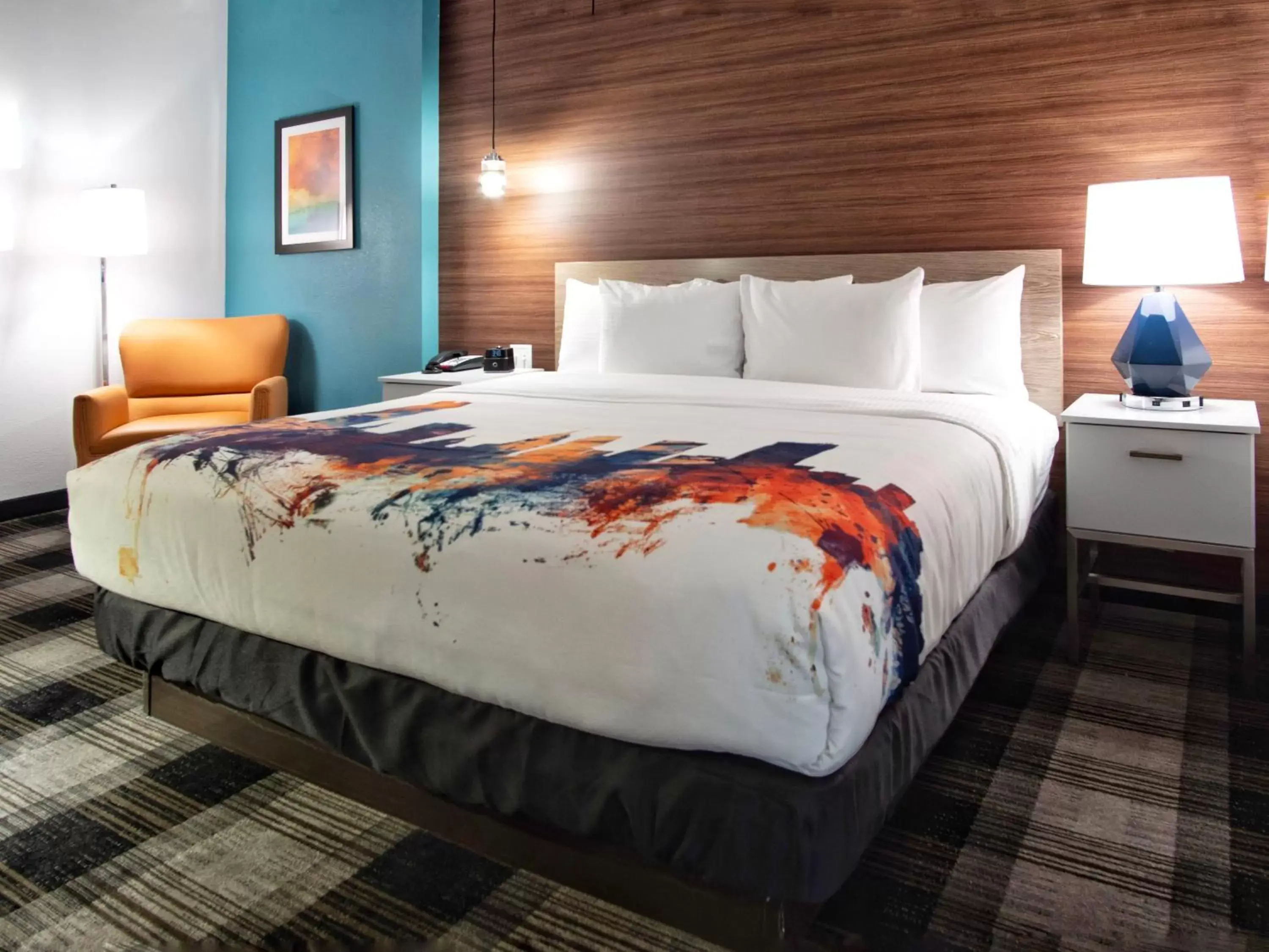 Shower, Bed in La Quinta by Wyndham Oklahoma City Airport