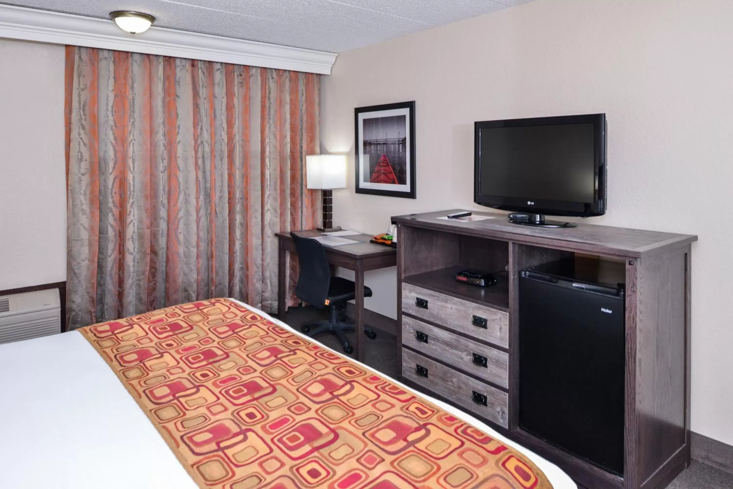 Bed, TV/Entertainment Center in Best Western Kelly Inn - Yankton