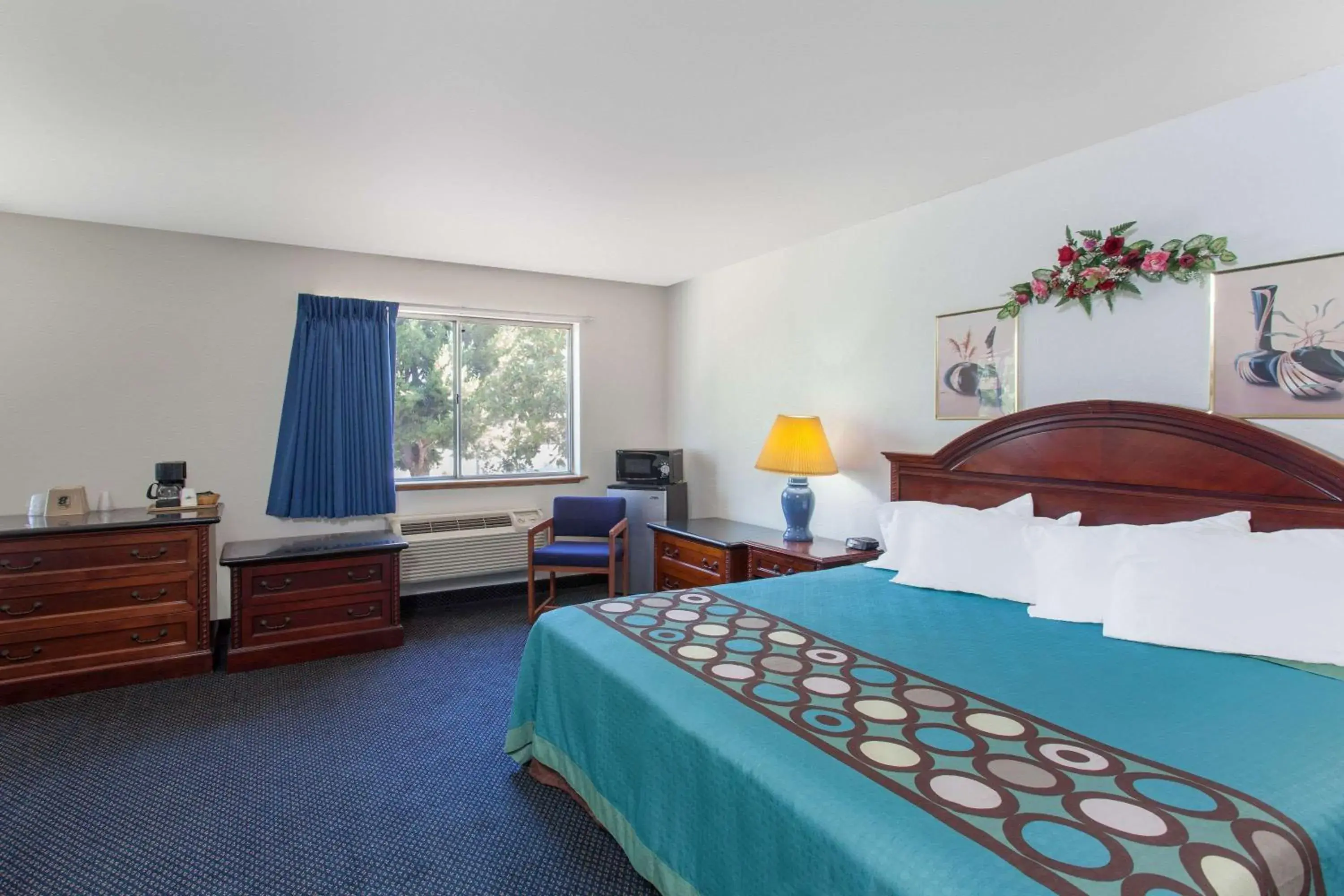 Photo of the whole room, Bed in Super 8 by Wyndham Selma/Fresno Area