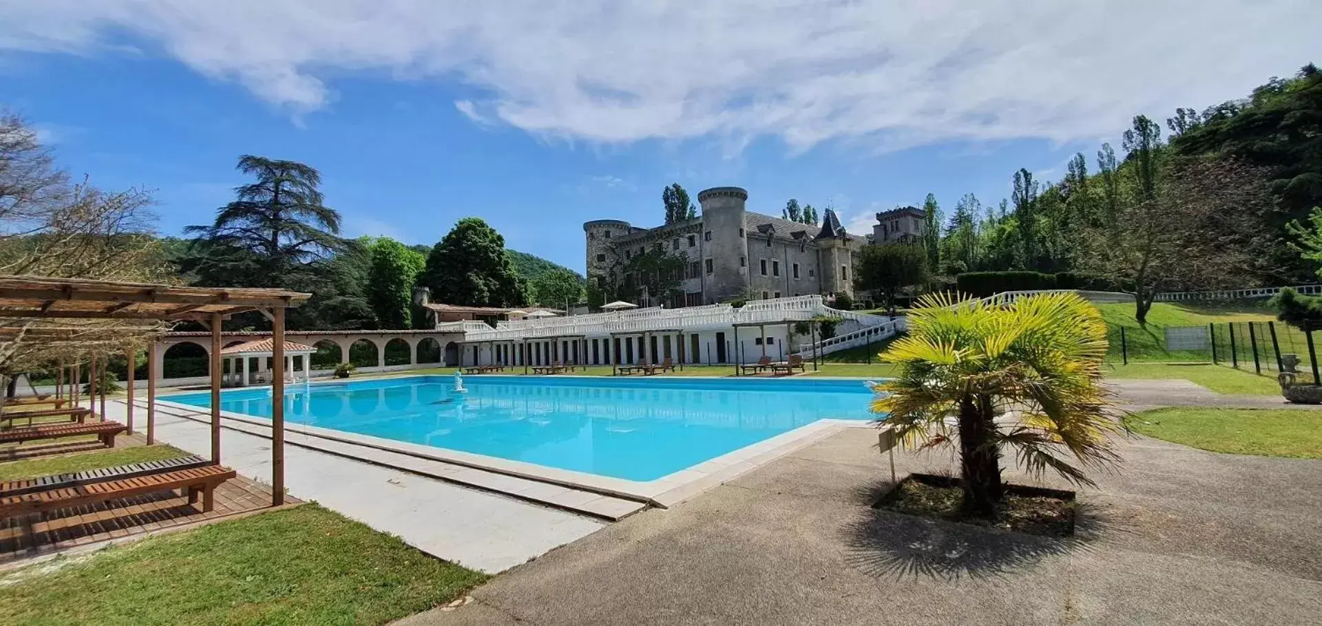 Property building, Swimming Pool in Château de Fontager