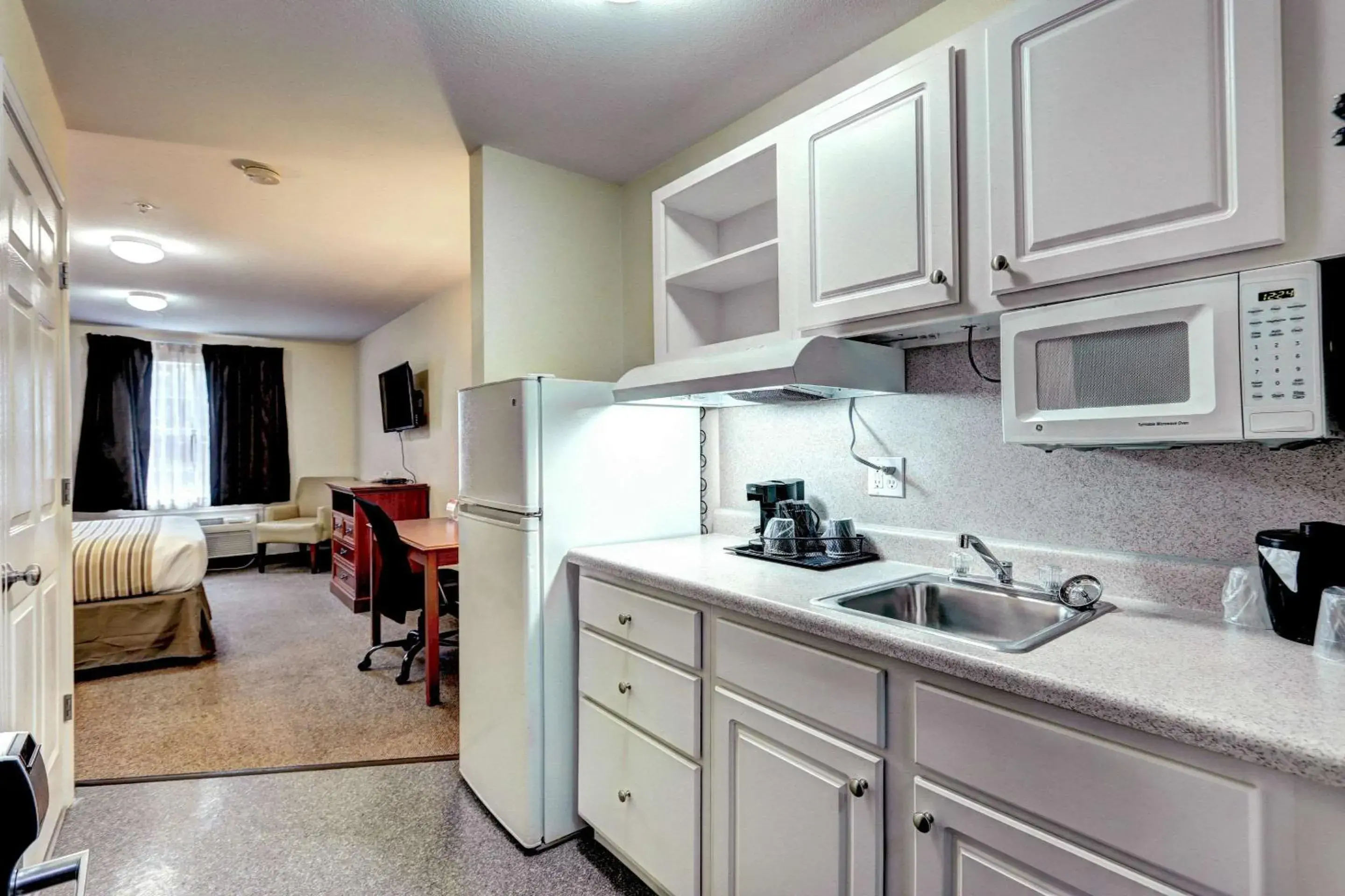 Bedroom, Kitchen/Kitchenette in Suburban Studios Westminster Denver North