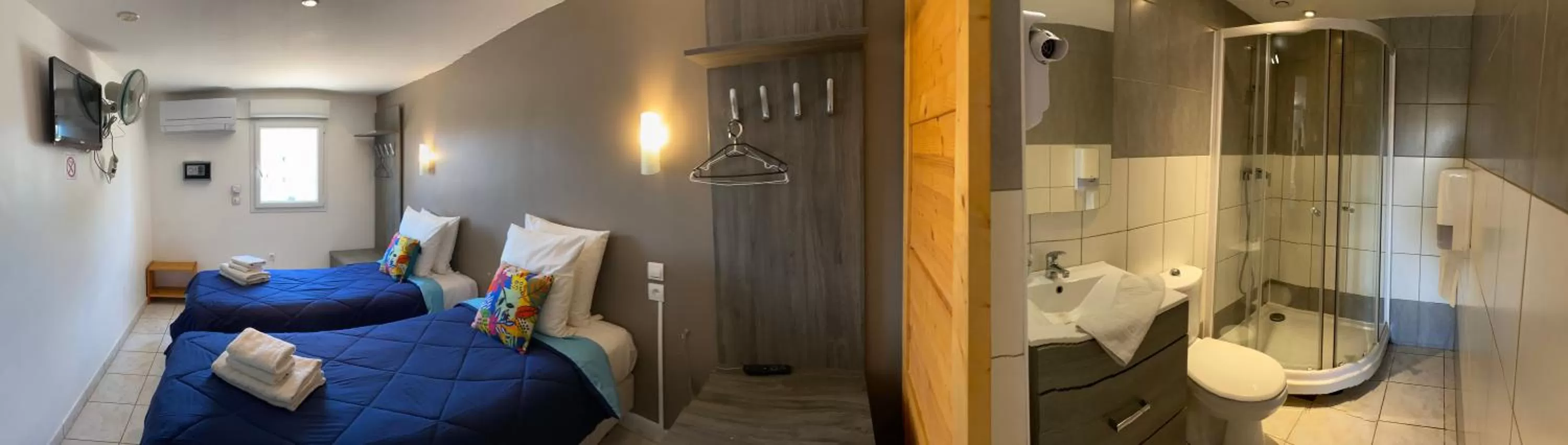 Bed in LOGIS Hôtel La Chaumière