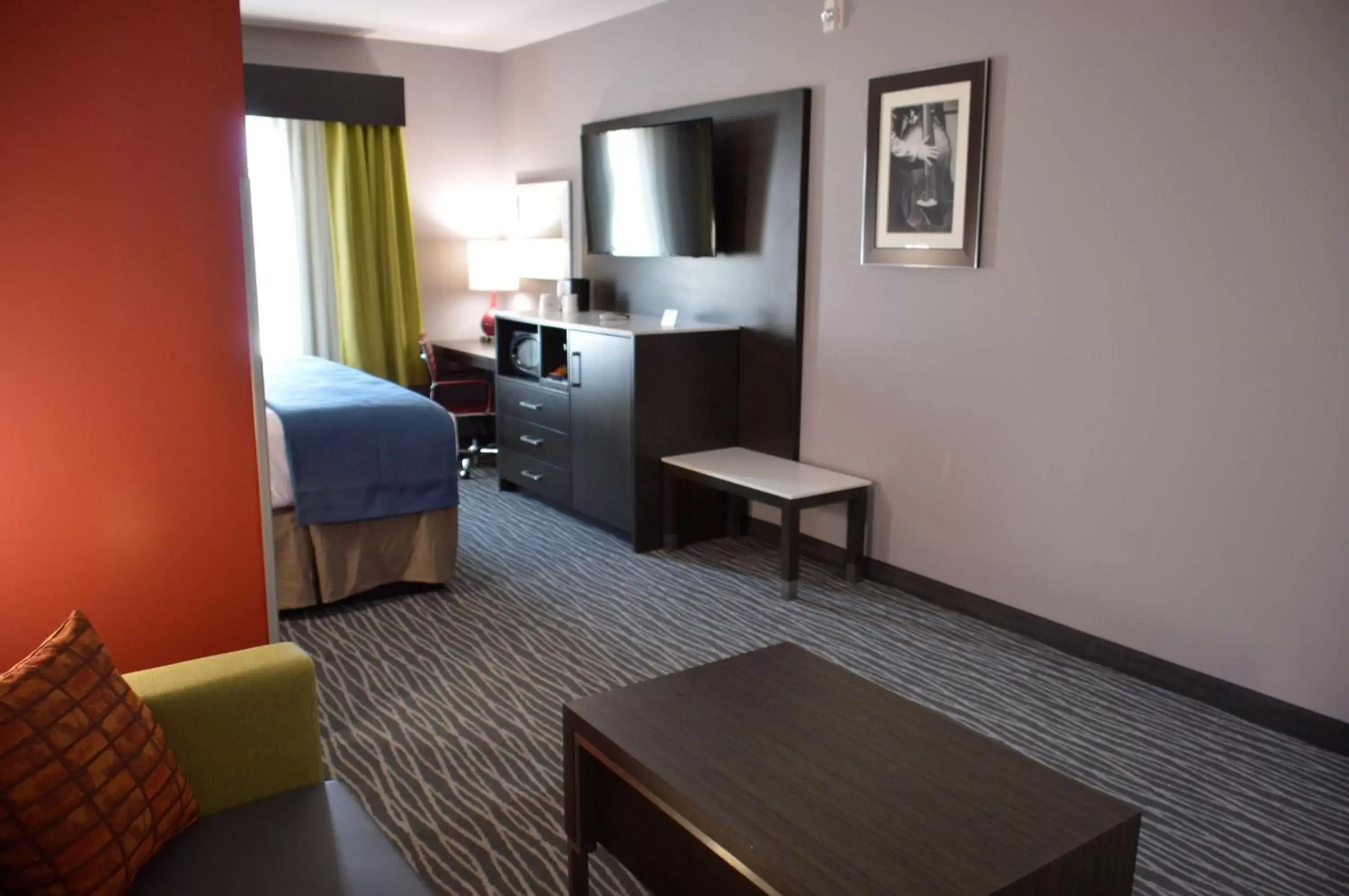 Photo of the whole room, TV/Entertainment Center in Best Western Plus Airport Inn & Suites