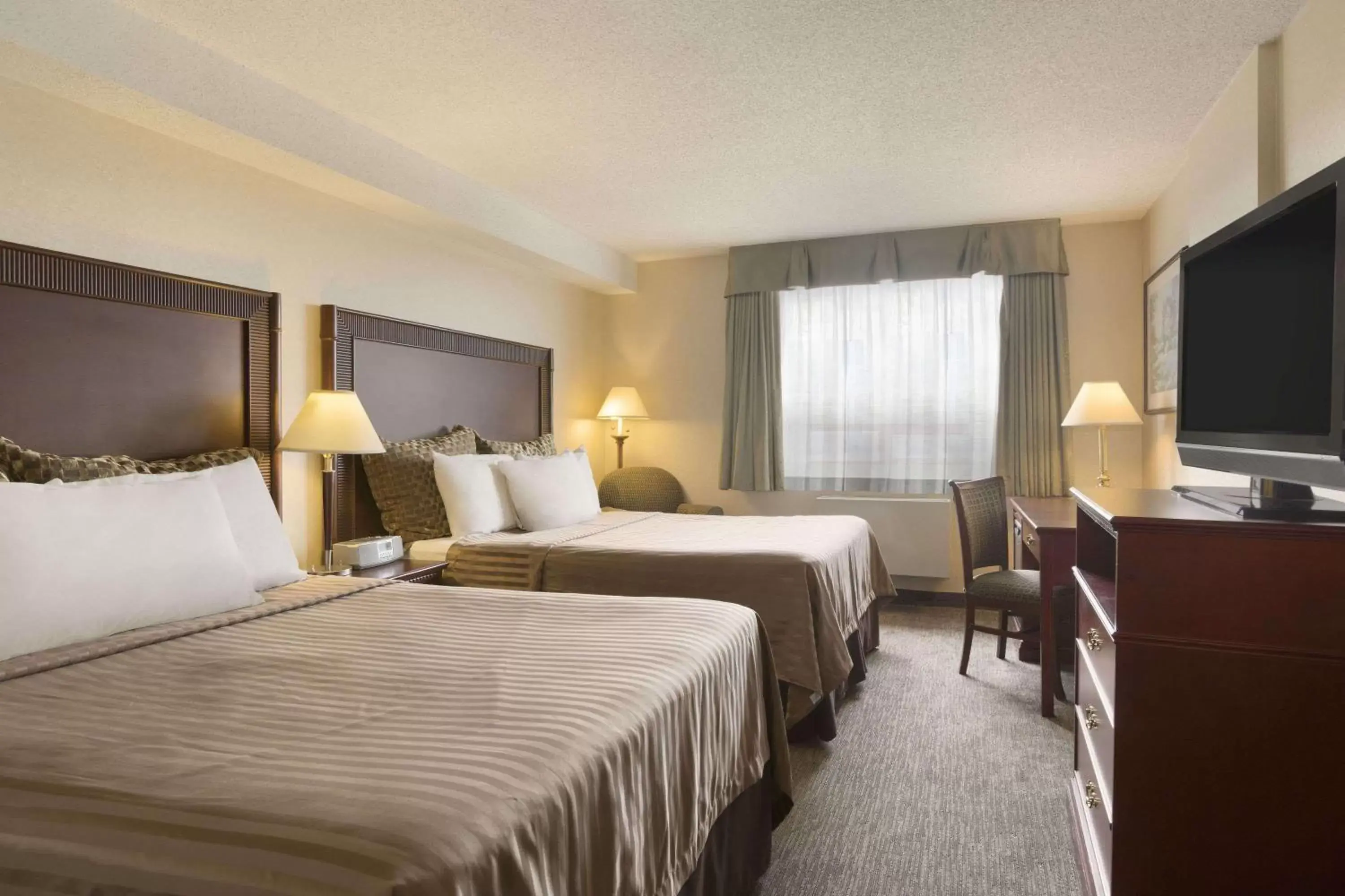 Photo of the whole room, Bed in Travelodge Hotel by Wyndham Vancouver Airport