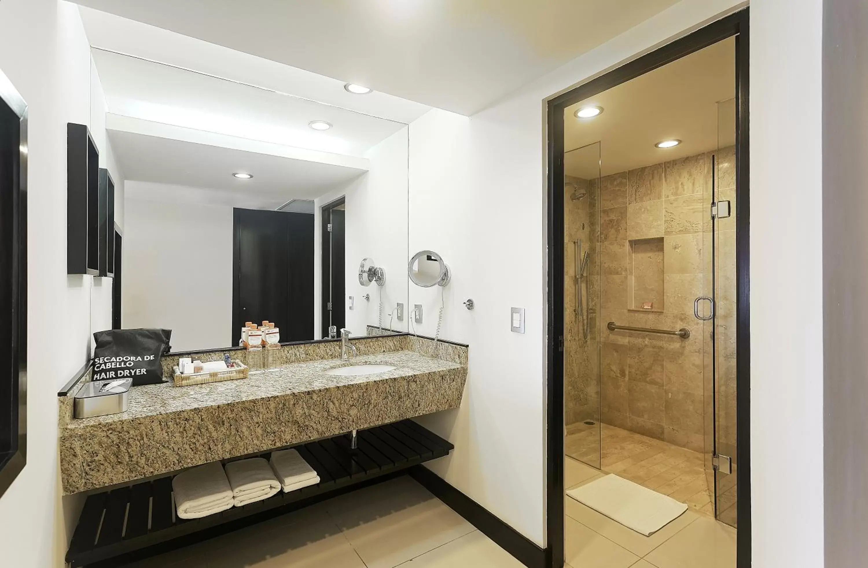 Bathroom in Crowne Plaza Villahermosa, an IHG Hotel