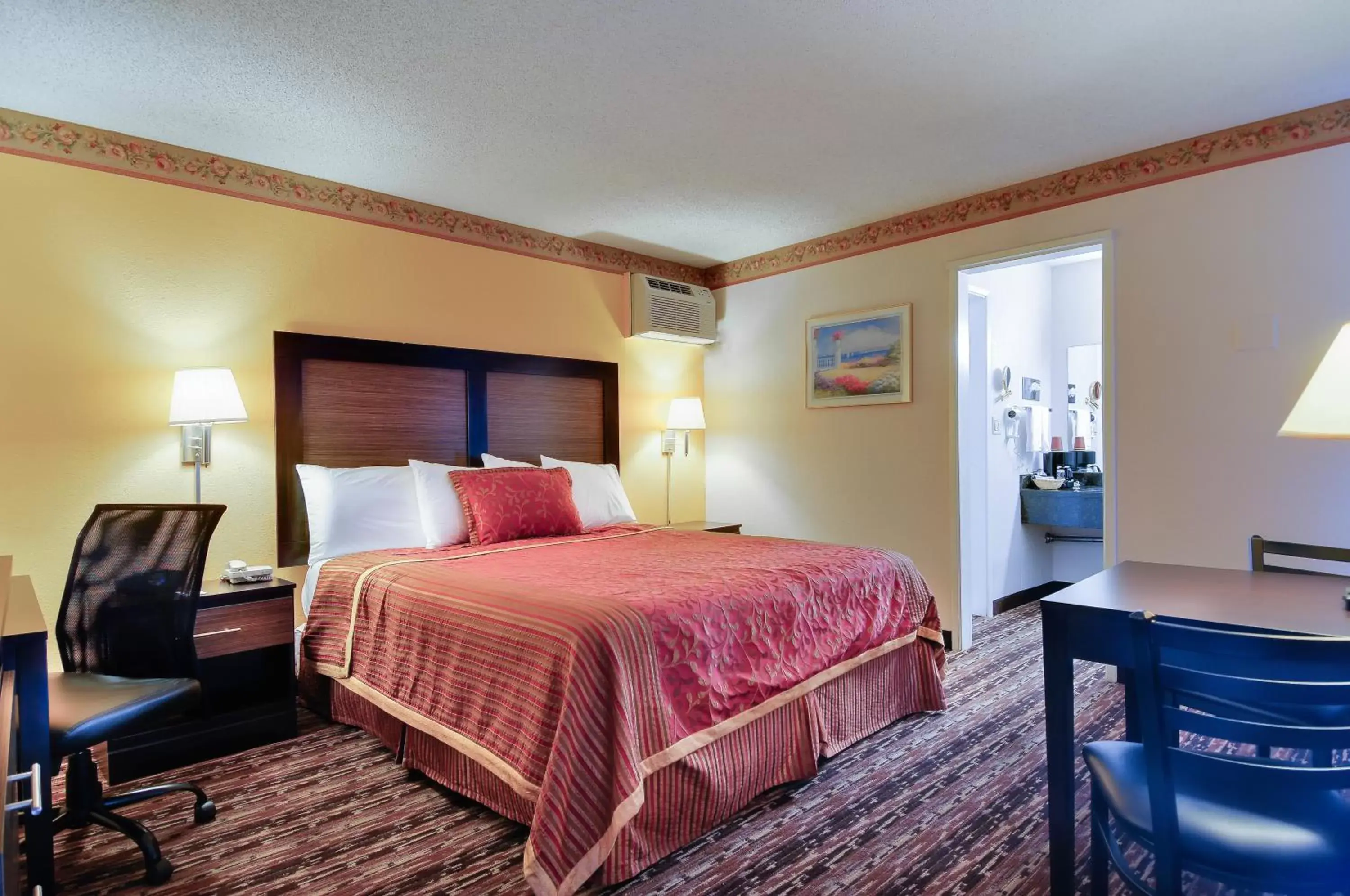 Photo of the whole room, Bed in Vagabond Inn Sunnyvale