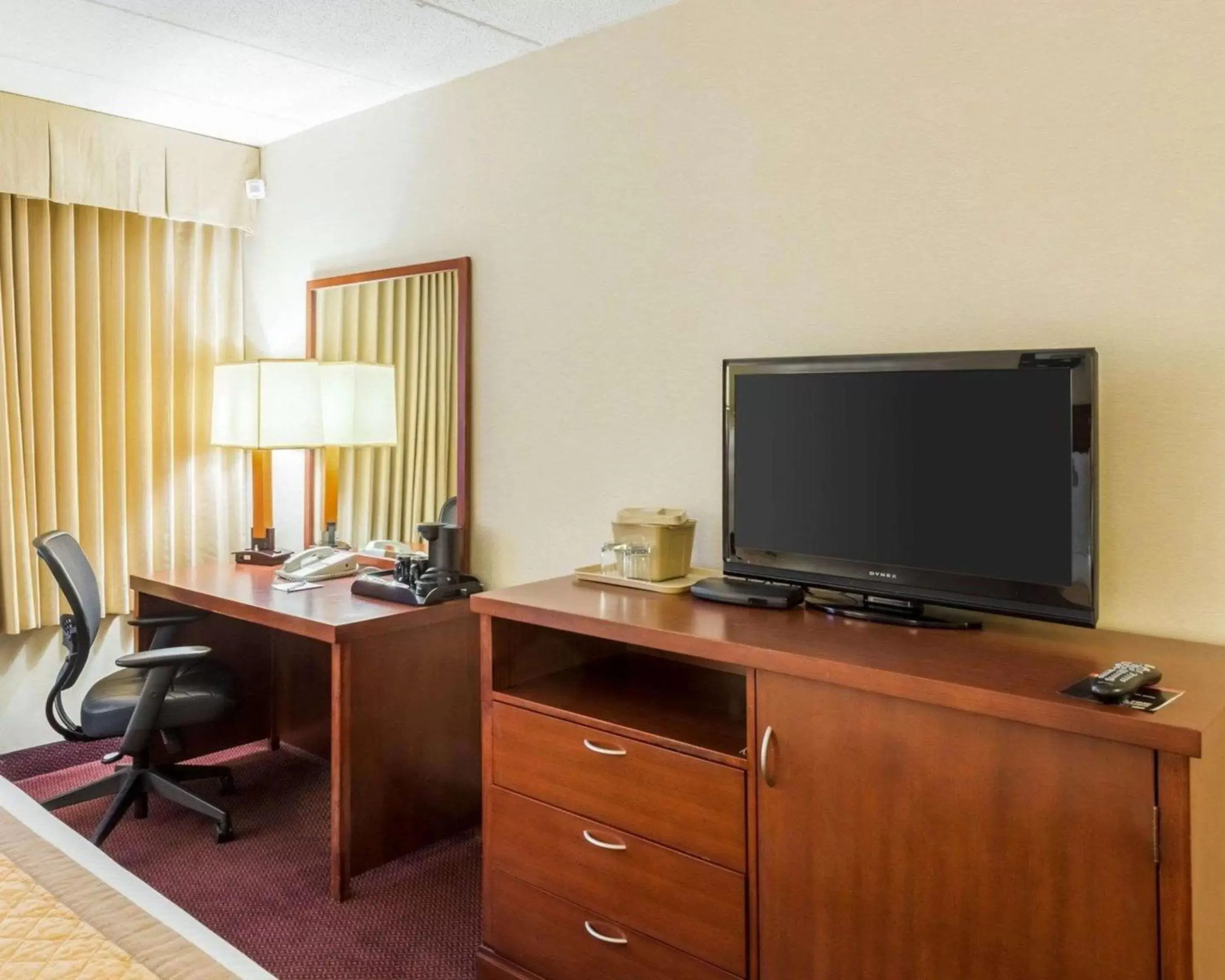 Photo of the whole room, TV/Entertainment Center in Clarion Hotel Somerset - New Brunswick