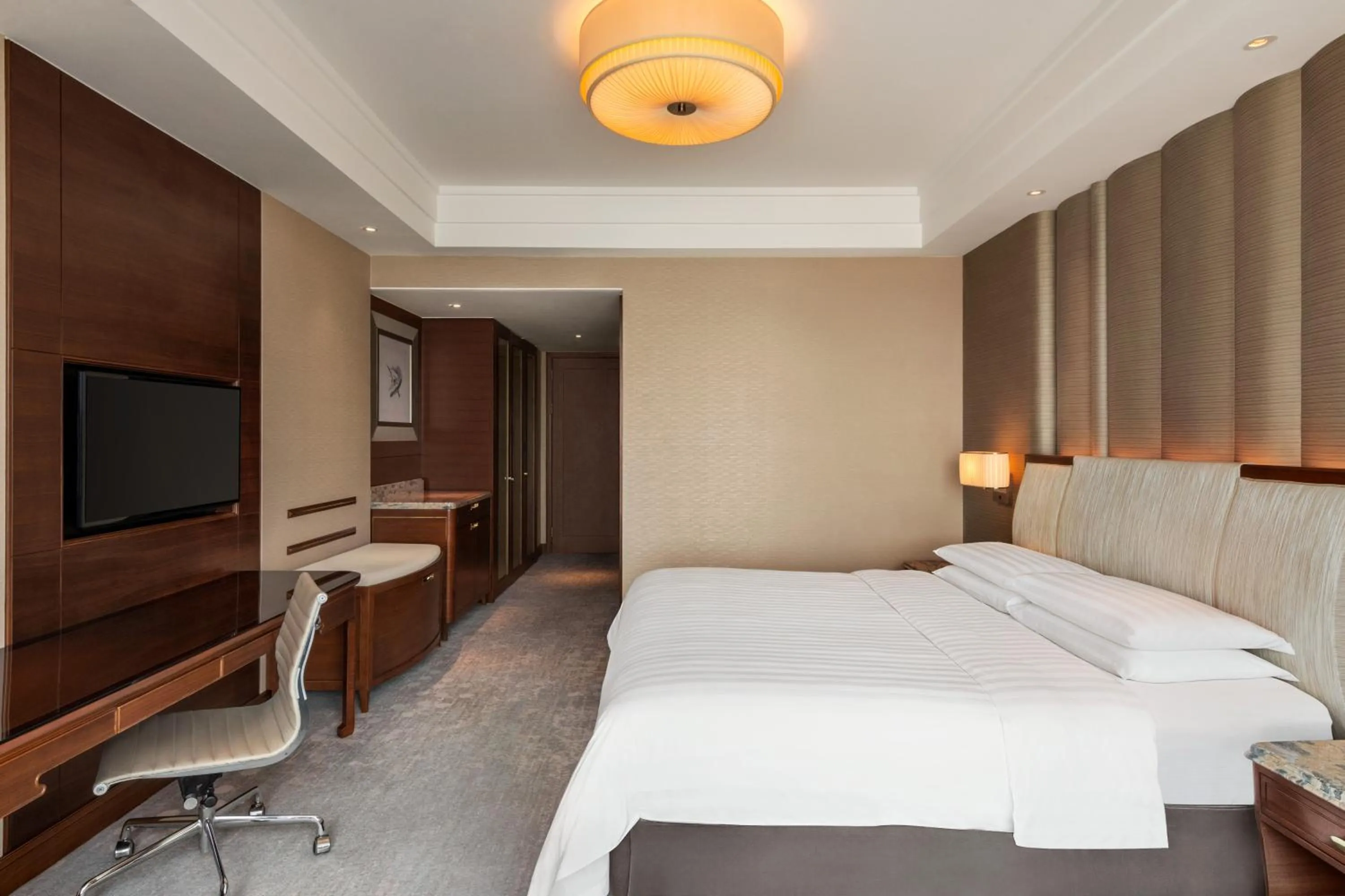 Photo of the whole room, Bed in Shangri-La Nanchang丨All room offer river views Just one stop from the Pavilion of Prince Teng