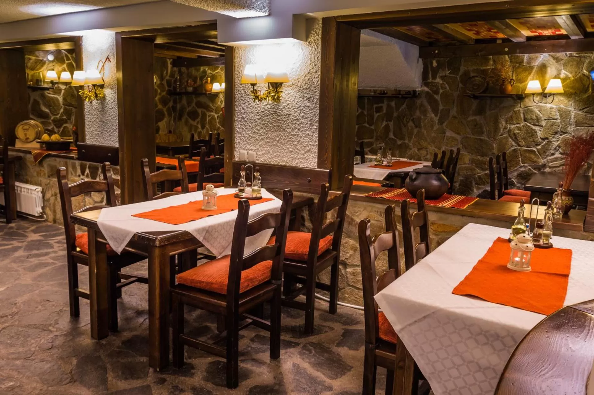 Restaurant/places to eat in Aneli Hotel
