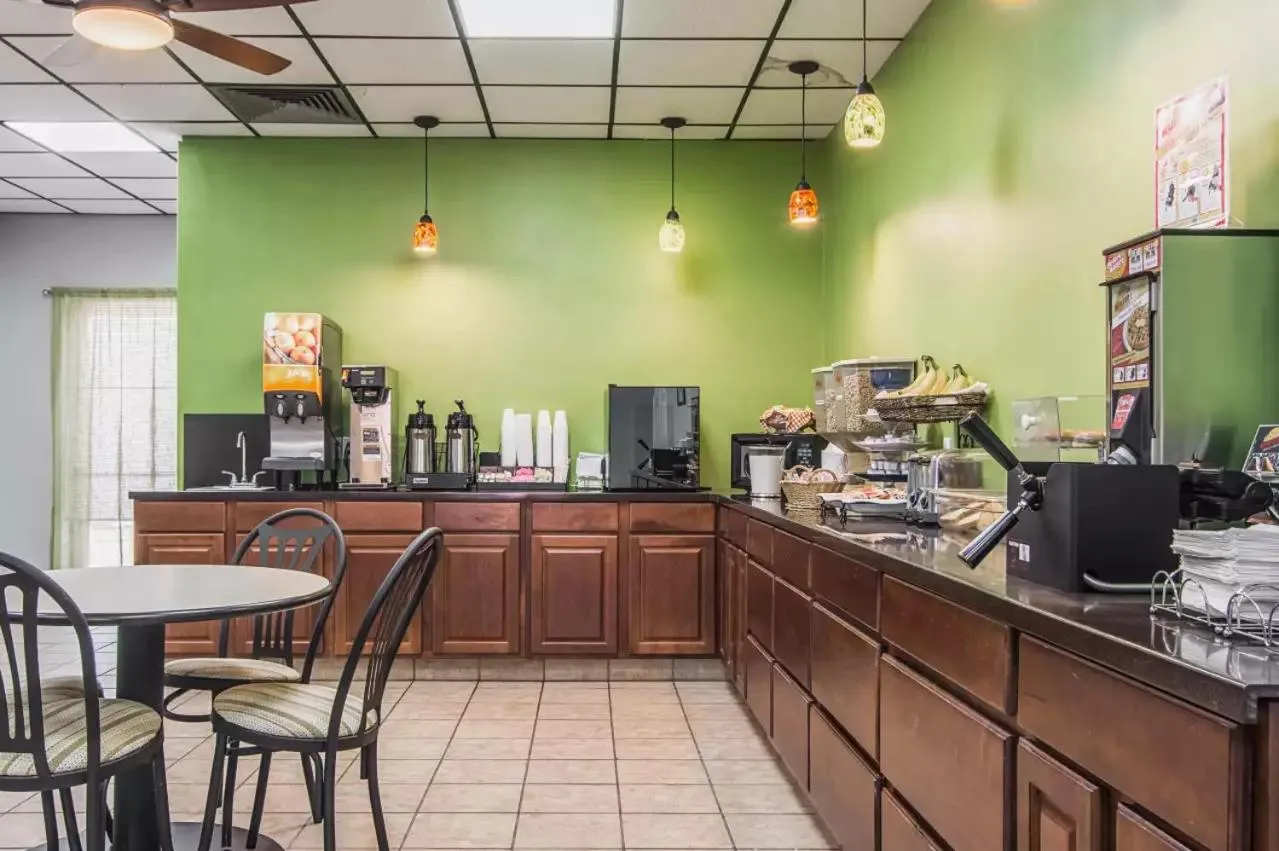 Breakfast in Econo Lodge Fort Payne