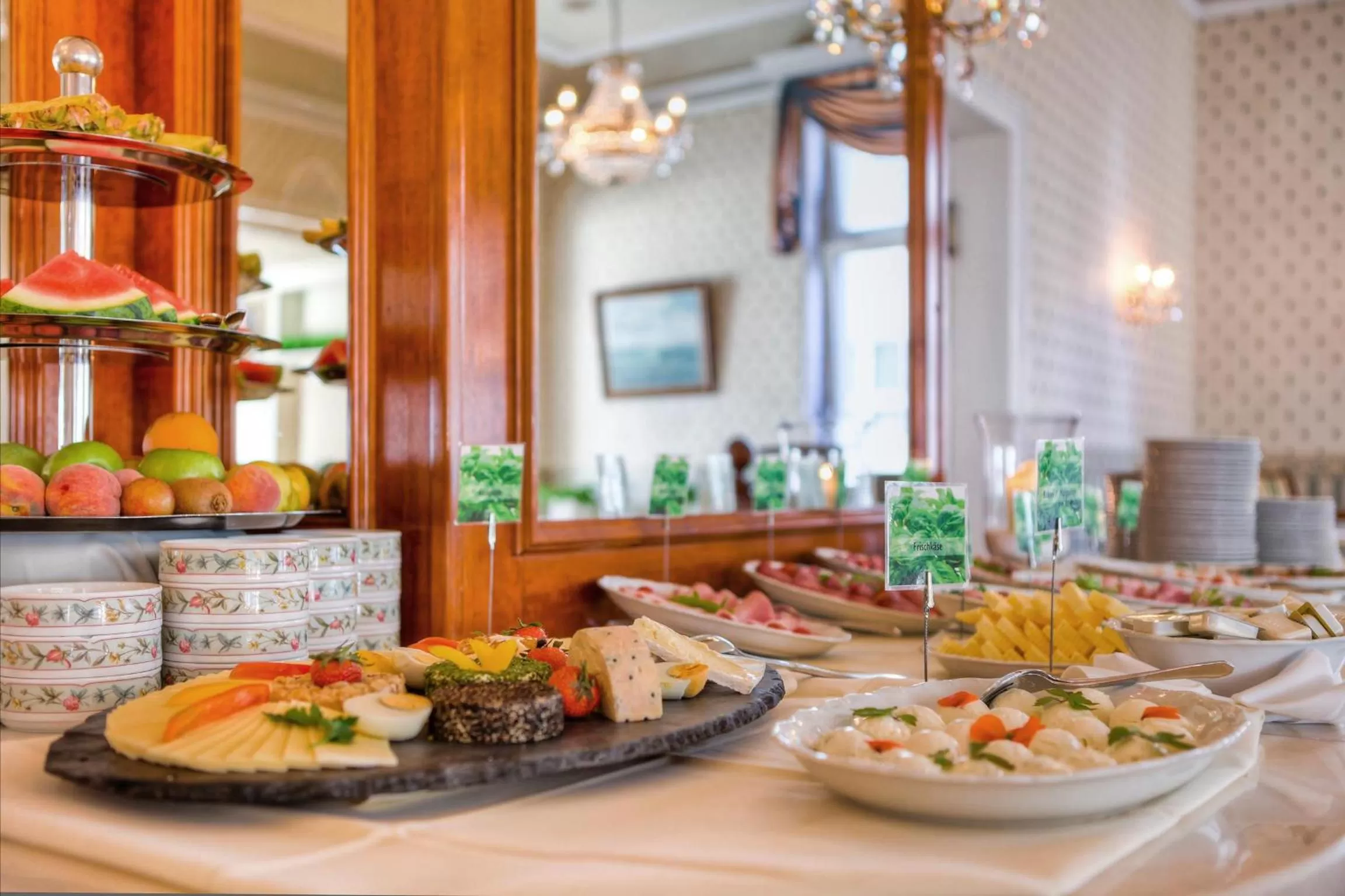 Buffet breakfast in SEETELHOTEL Villa Esplanade mit Aurora die zwei Villen als Rückzugsorte mit Stil, Genuss und Geschichte