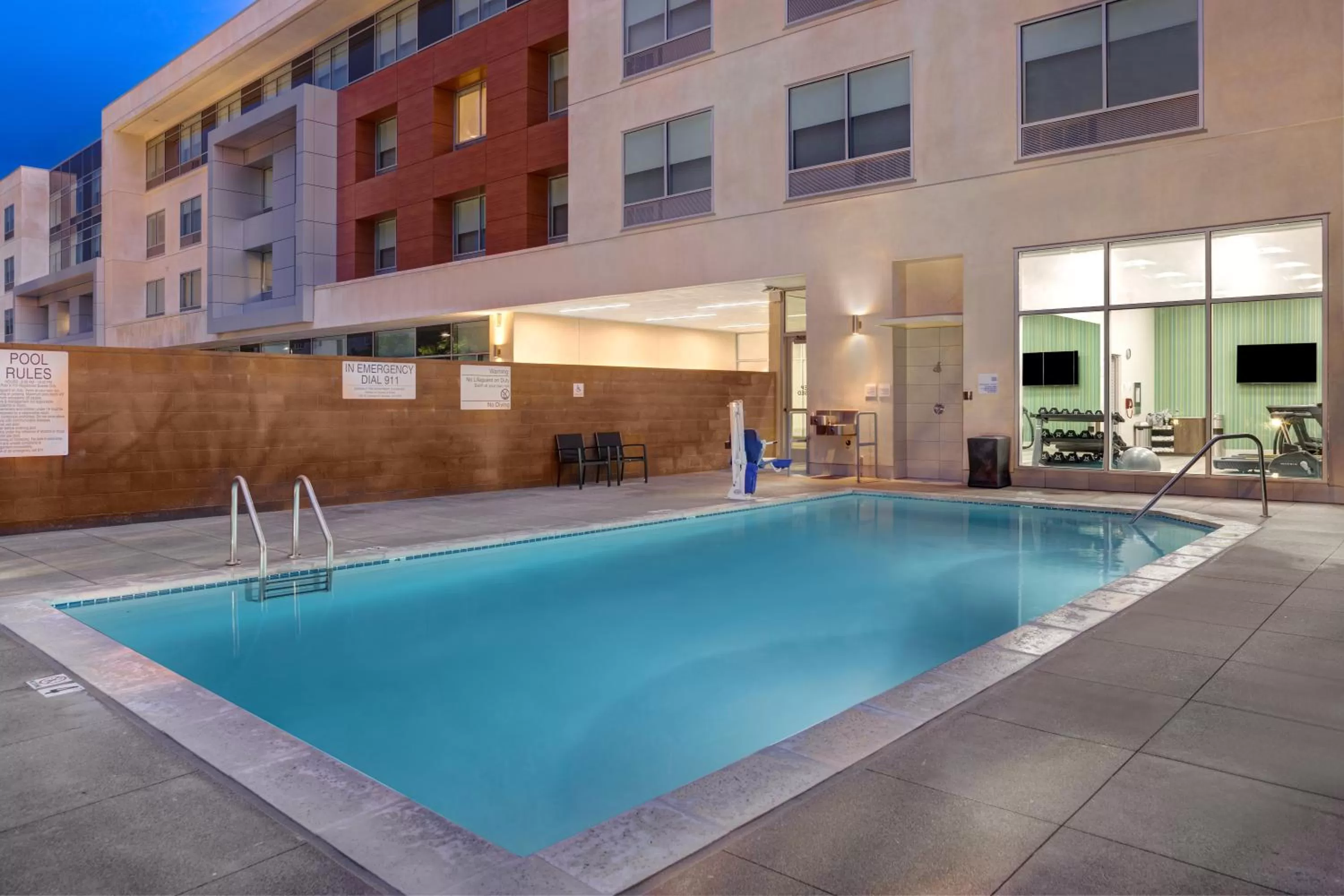 Swimming pool in Holiday Inn Express & Suites - Glendale Downtown