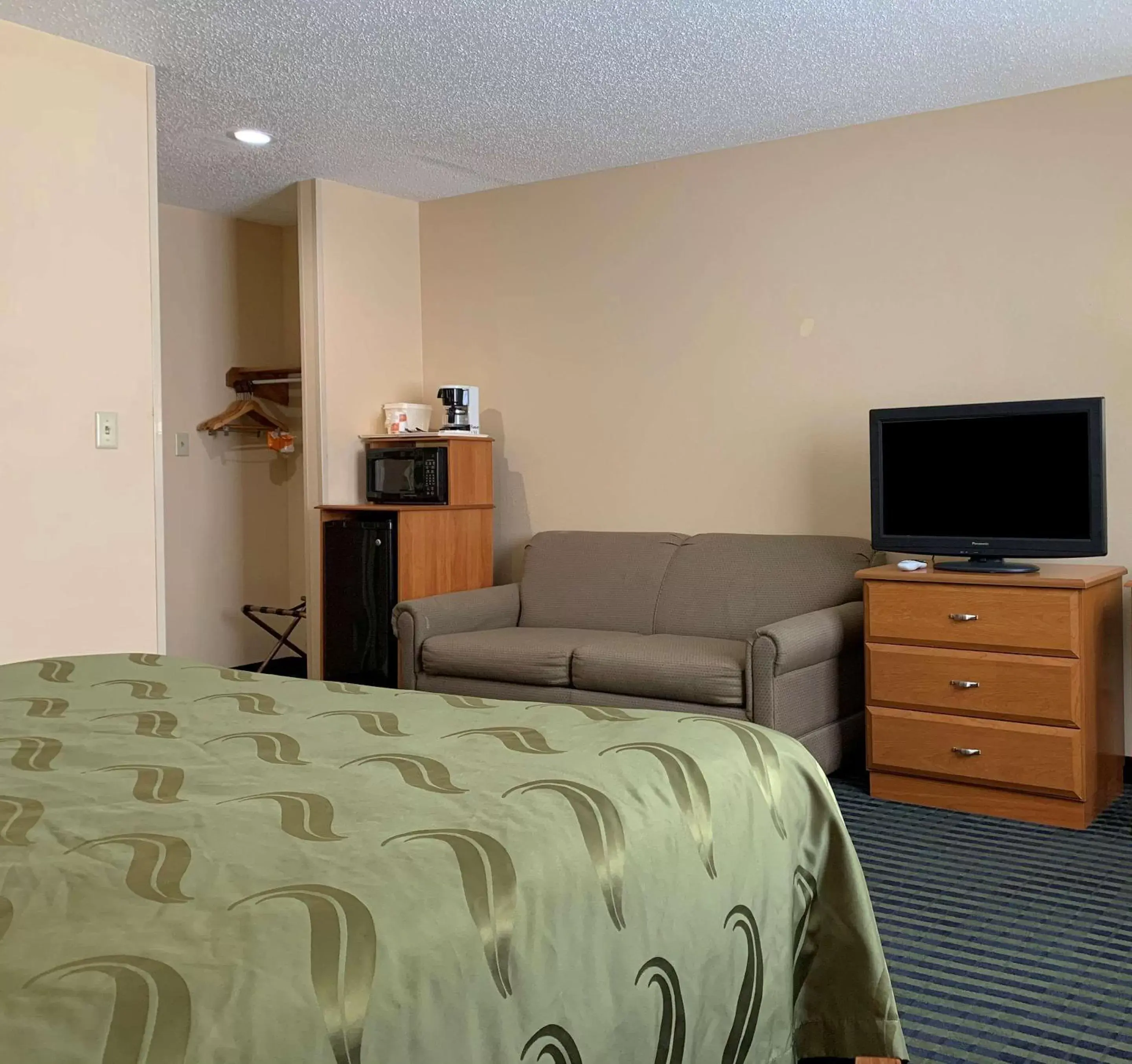 Photo of the whole room, Bed in Quality Inn Ottawa near Starved Rock State Park