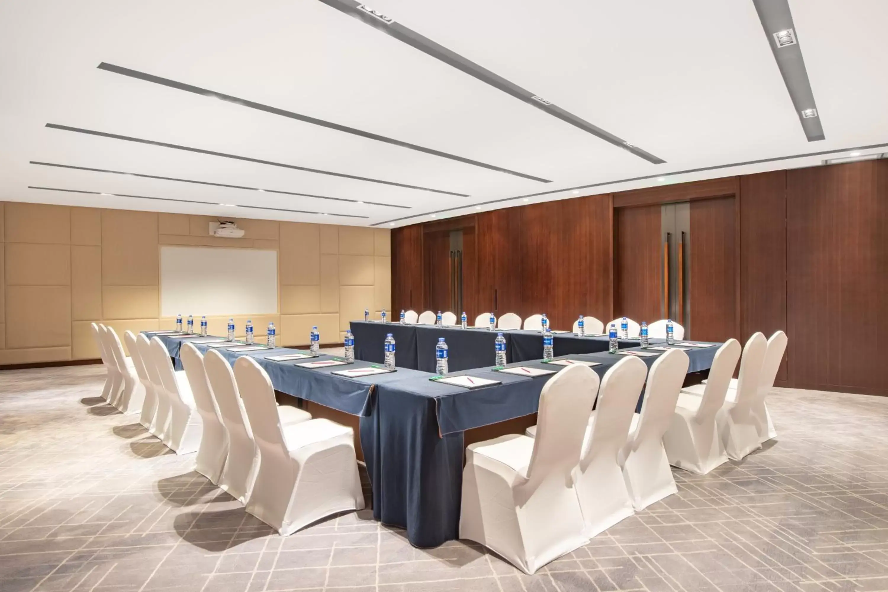 Meeting/conference room in Crowne Plaza Zhuhai City Center, an IHG Hotel