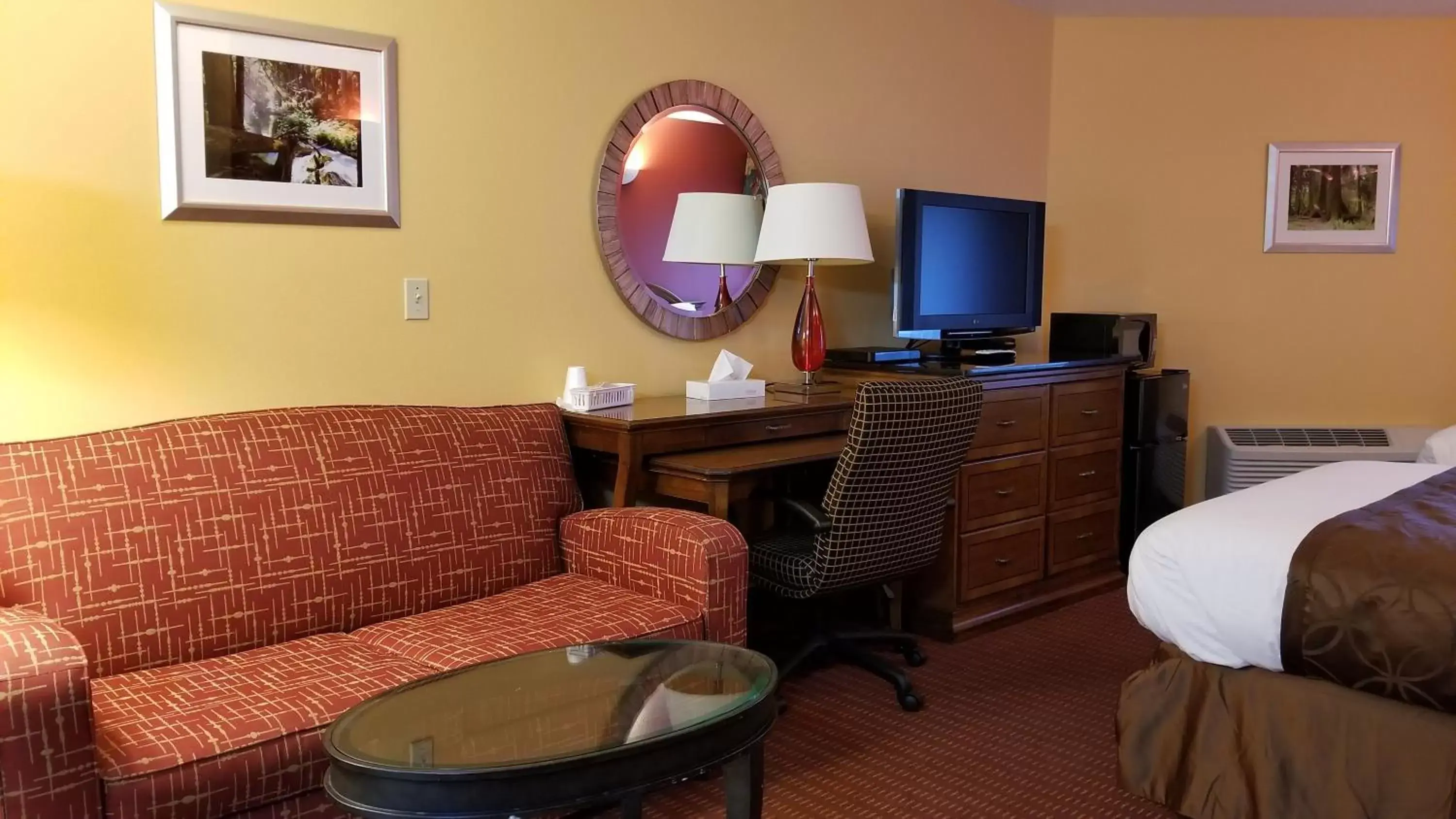 Photo of the whole room, Bed in Dew Drop Inn Photo of the whole room, Bed in Dew Drop Inn