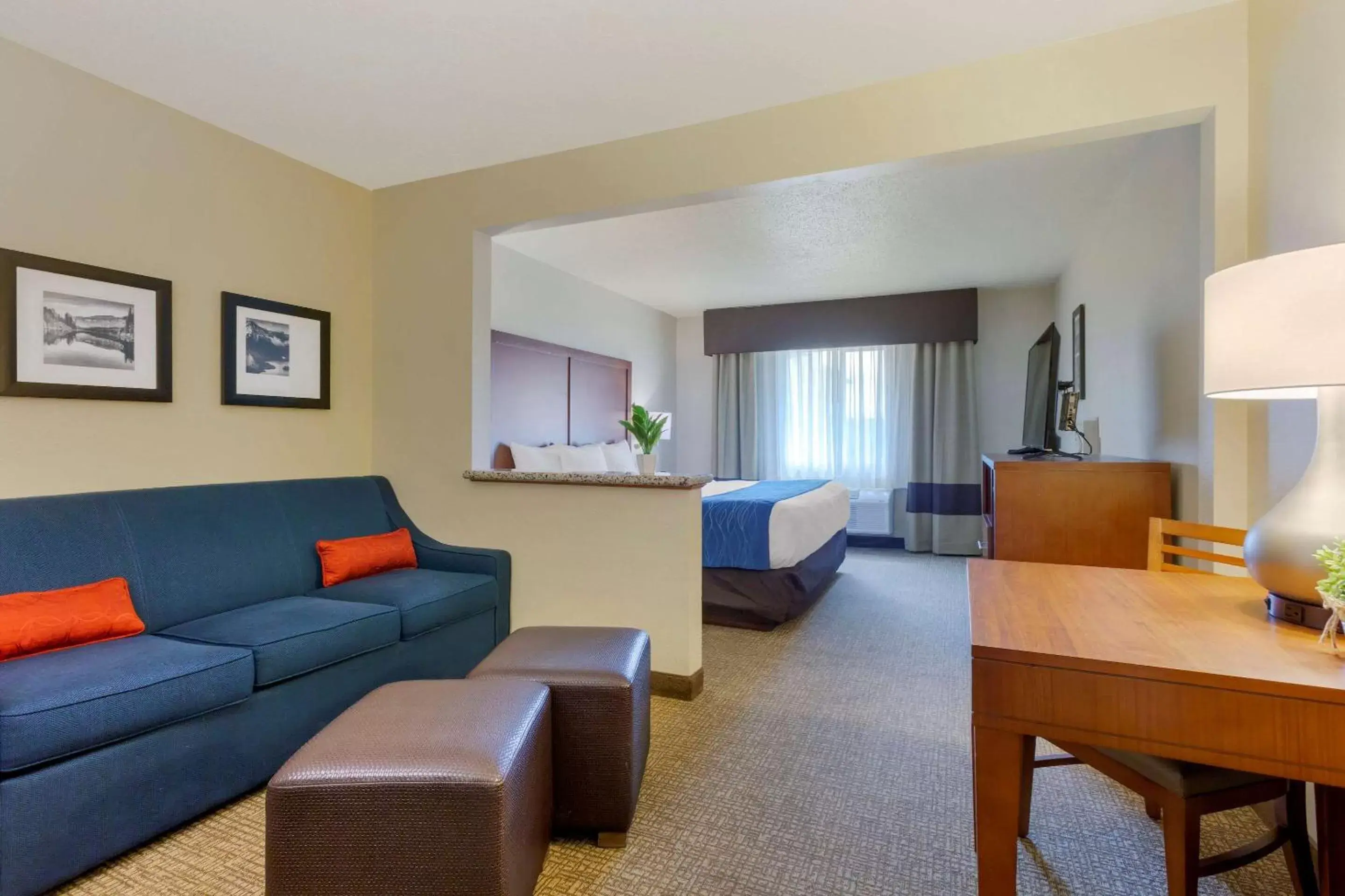 Photo of the whole room, Seating Area in Comfort Inn South-Medford