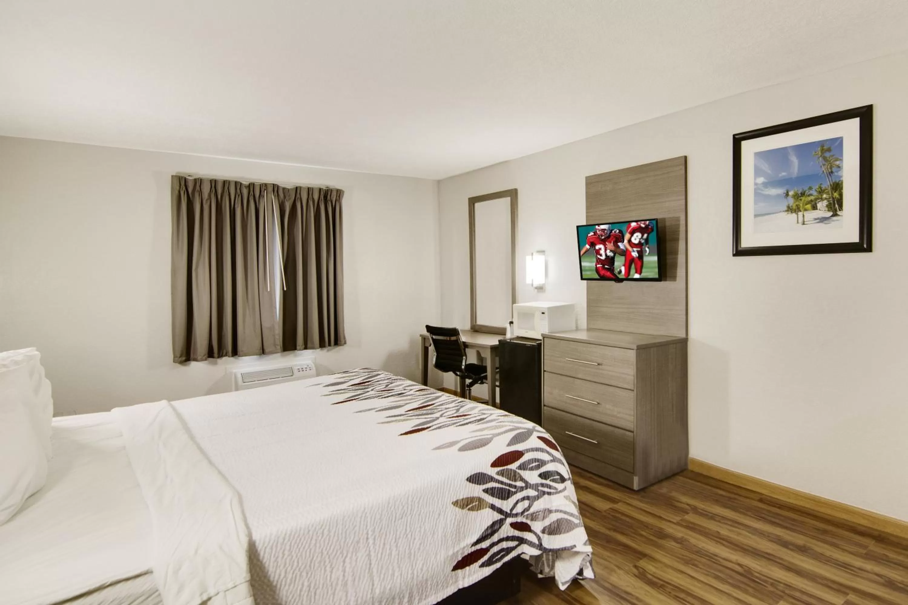 Photo of the whole room, Bed in Red Roof Inn & Suites Pensacola-NAS Corry