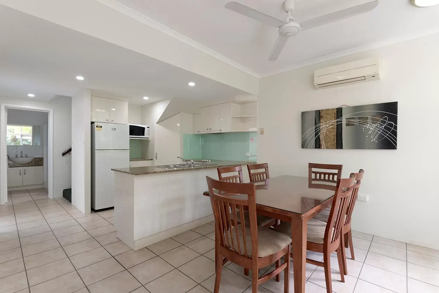 Dining area, Kitchen/Kitchenette in Tropical Nites Holiday Townhouses