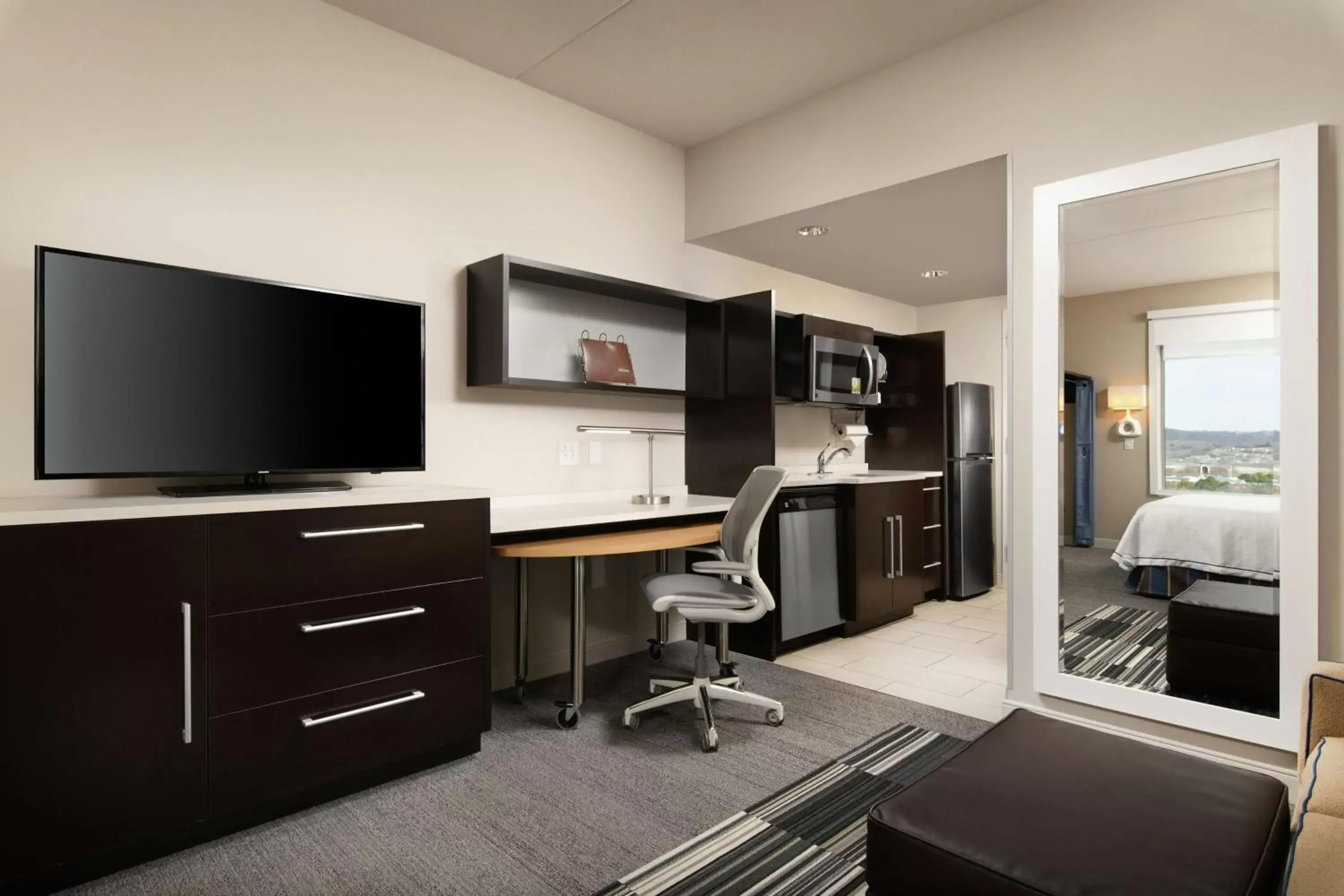 Bedroom, TV/Entertainment Center in Home2 Suites by Hilton Nashville Franklin Cool Springs
