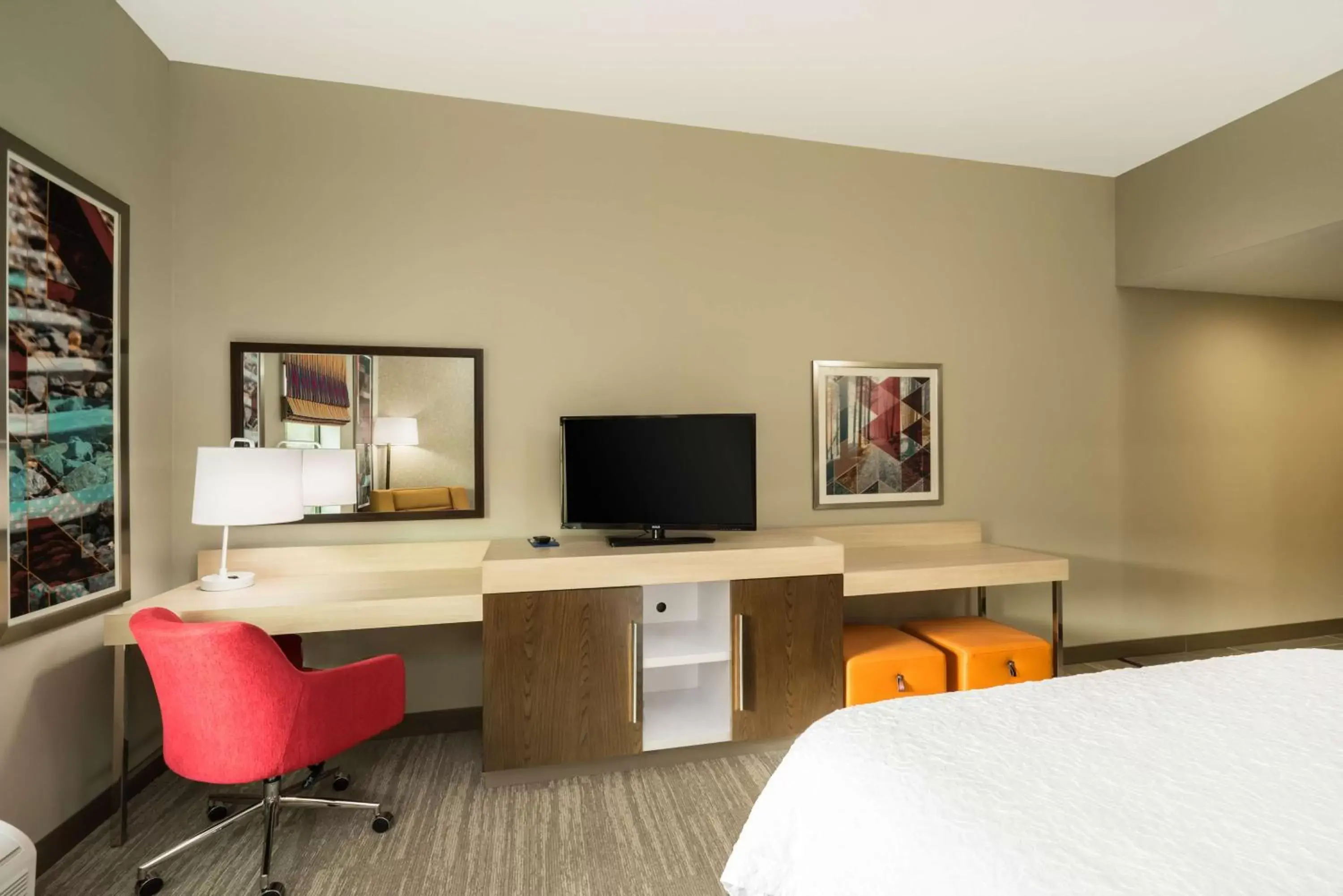 Bedroom, TV/Entertainment Center in Hampton Inn Newport