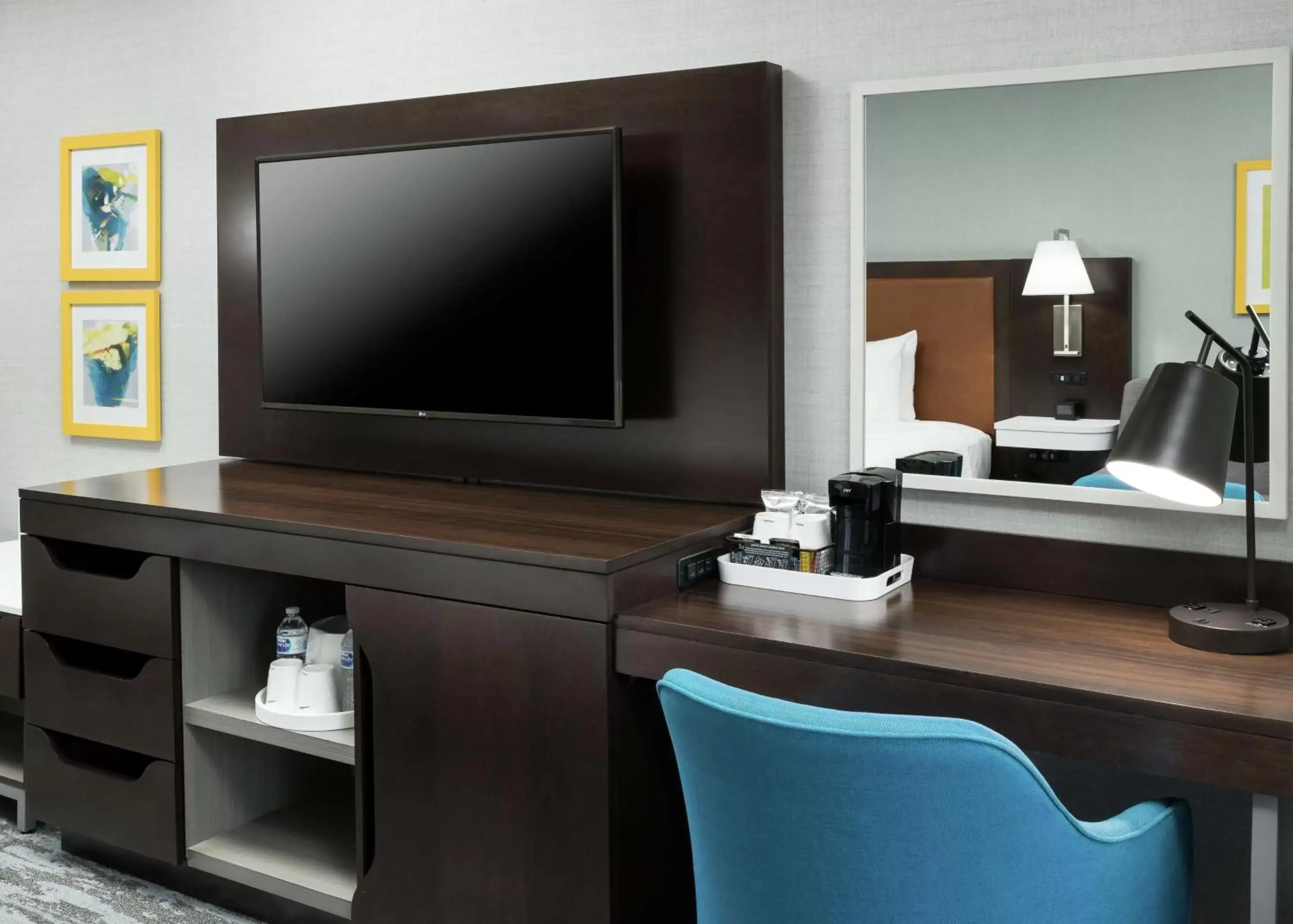 Bedroom, TV/Entertainment Center in Hampton Inn & Suites Memphis-Beale Street