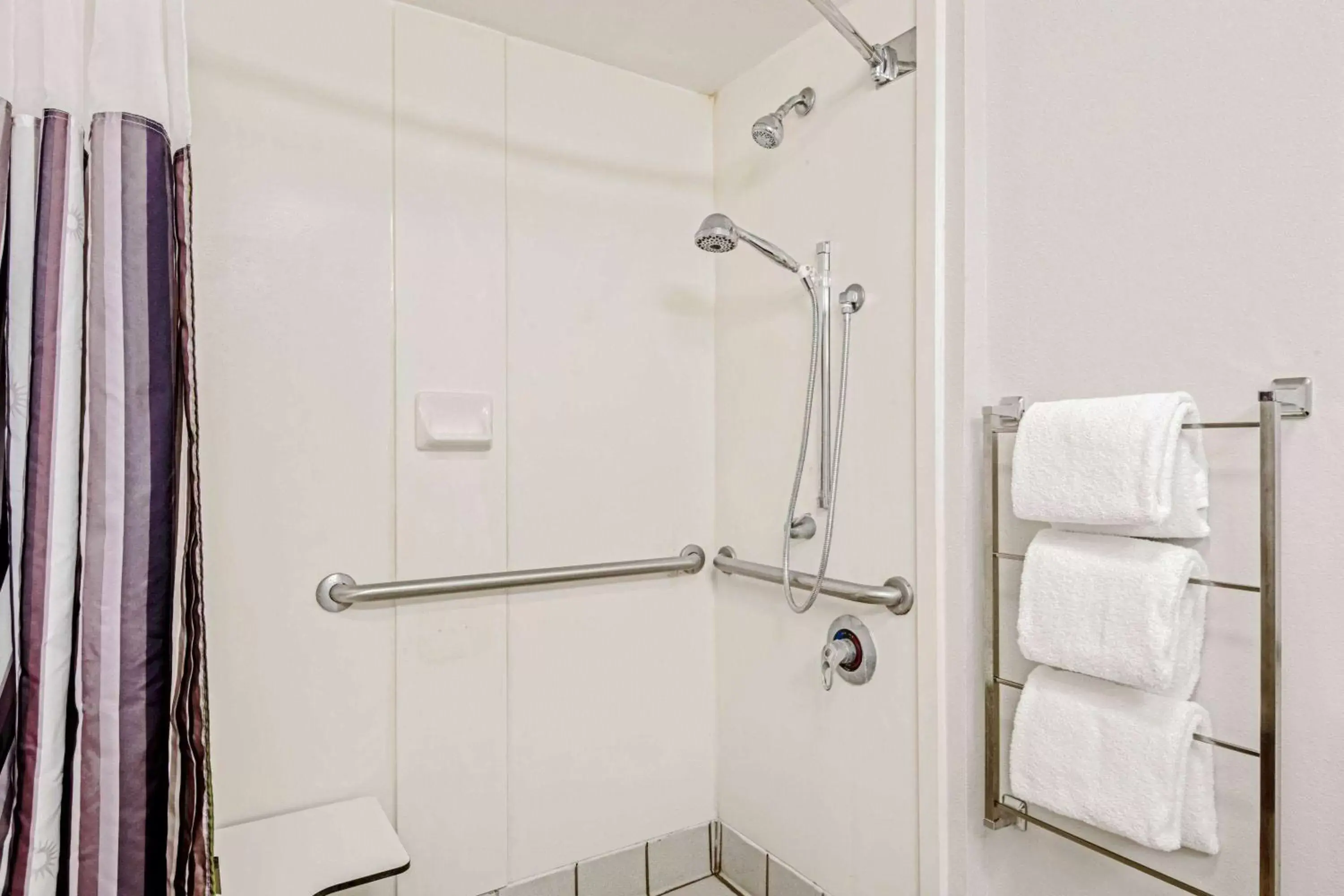 Shower, Bathroom in La Quinta by Wyndham San Antonio Airport