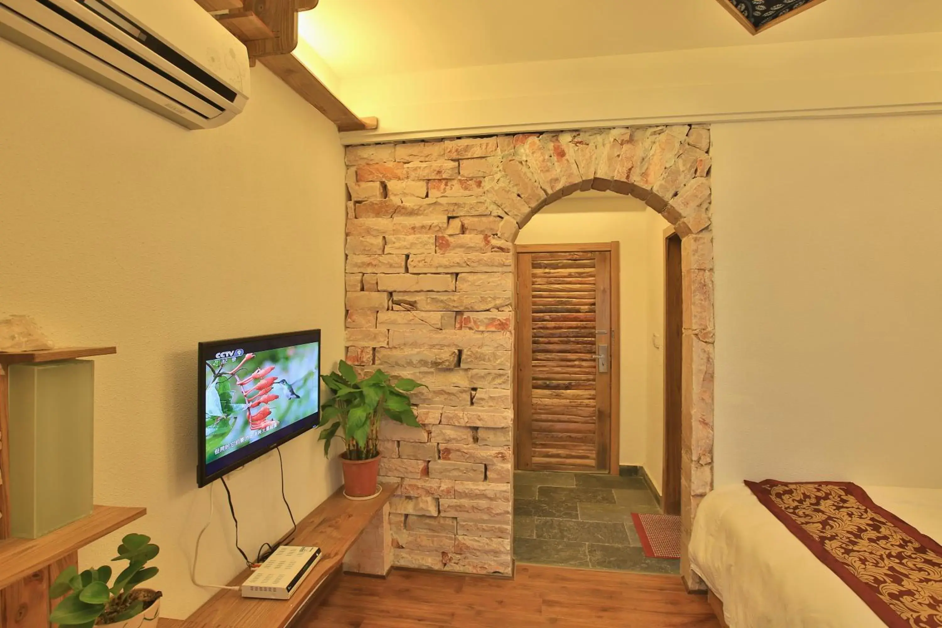 Bed, TV/Entertainment Center in Zhangjiajie Destination Youth Hostel