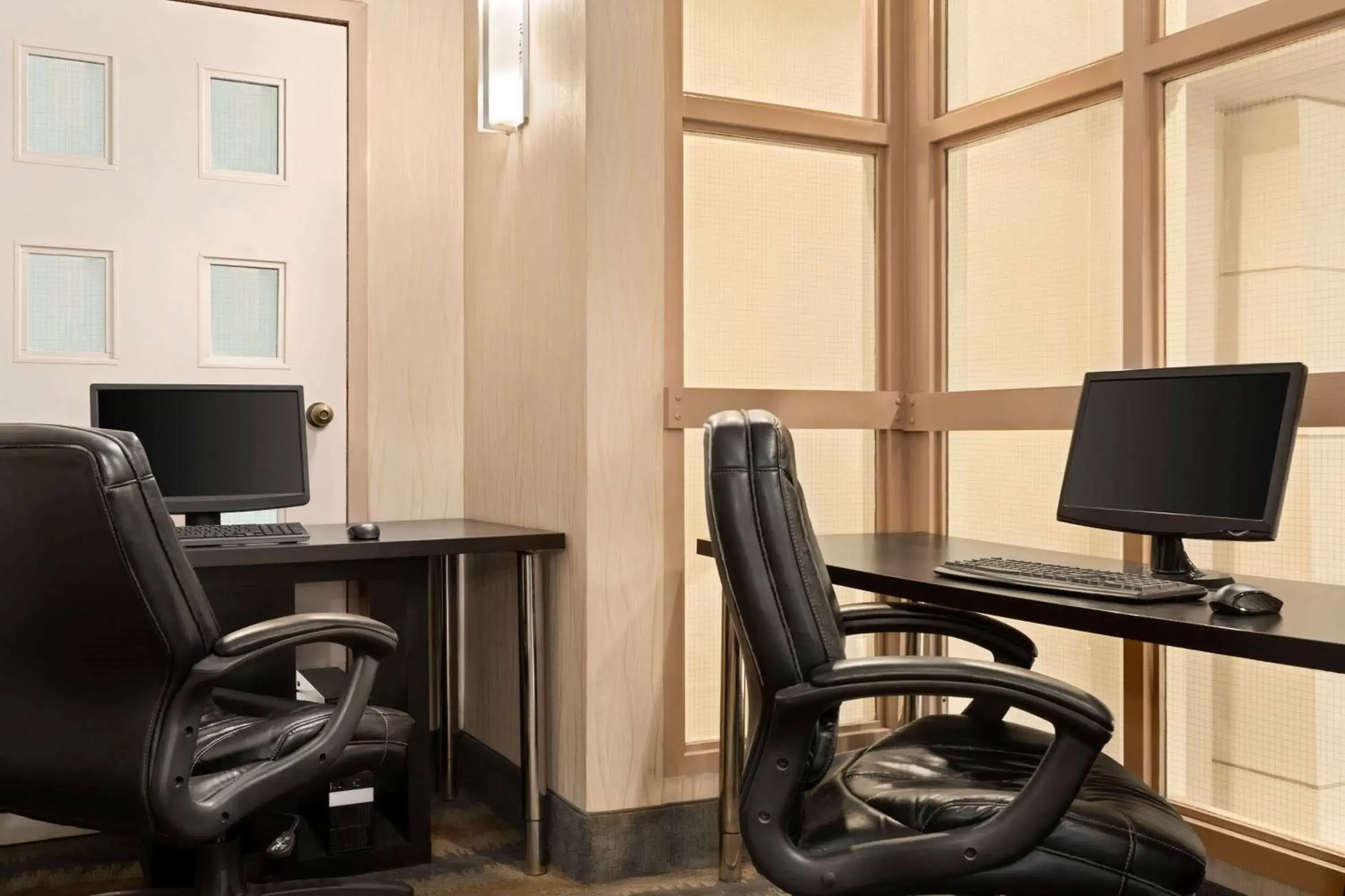 Business facilities, Business Area/Conference Room in Travelodge by Wyndham Oshawa Whitby