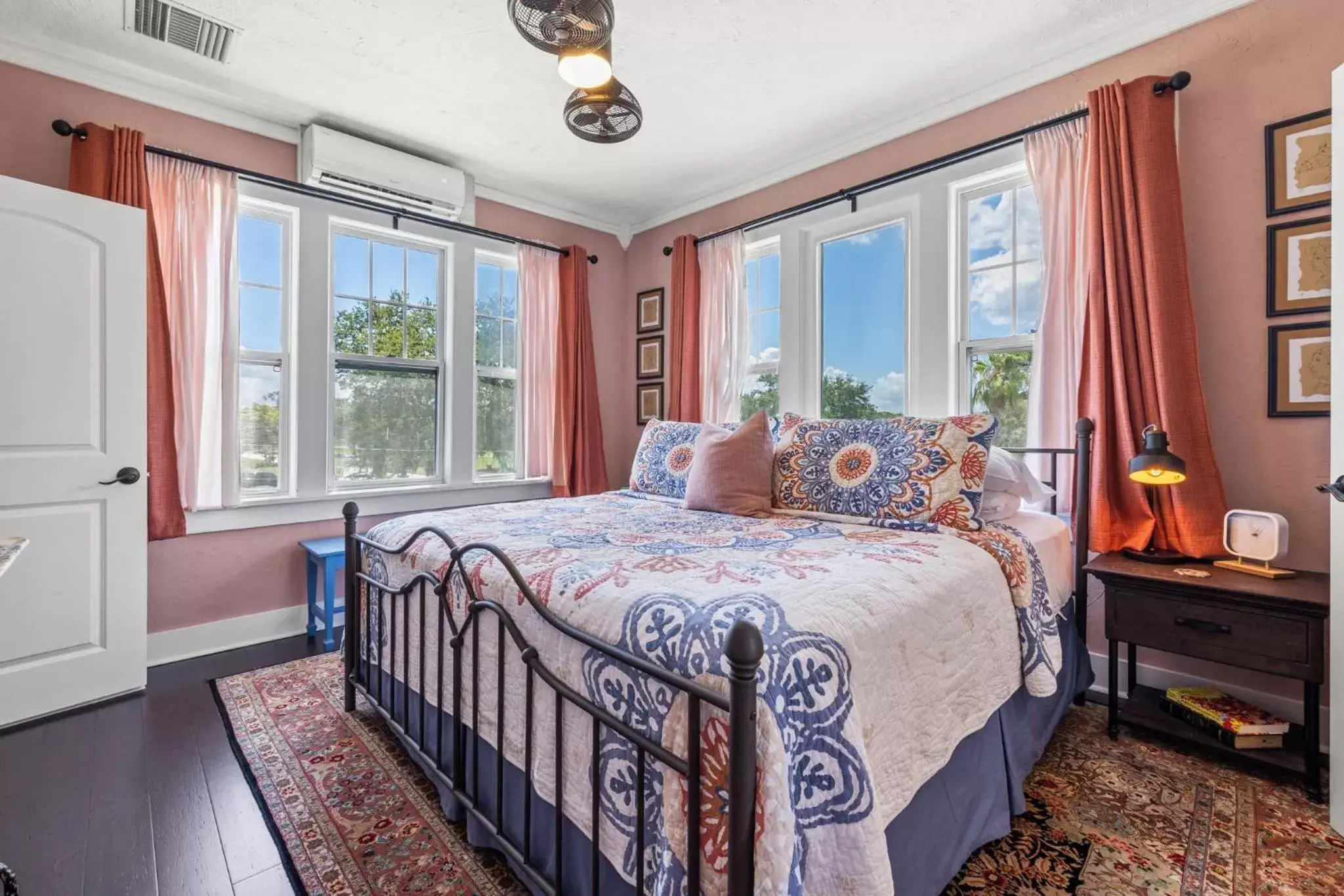 Bedroom, Bed in The Kenwood Gables