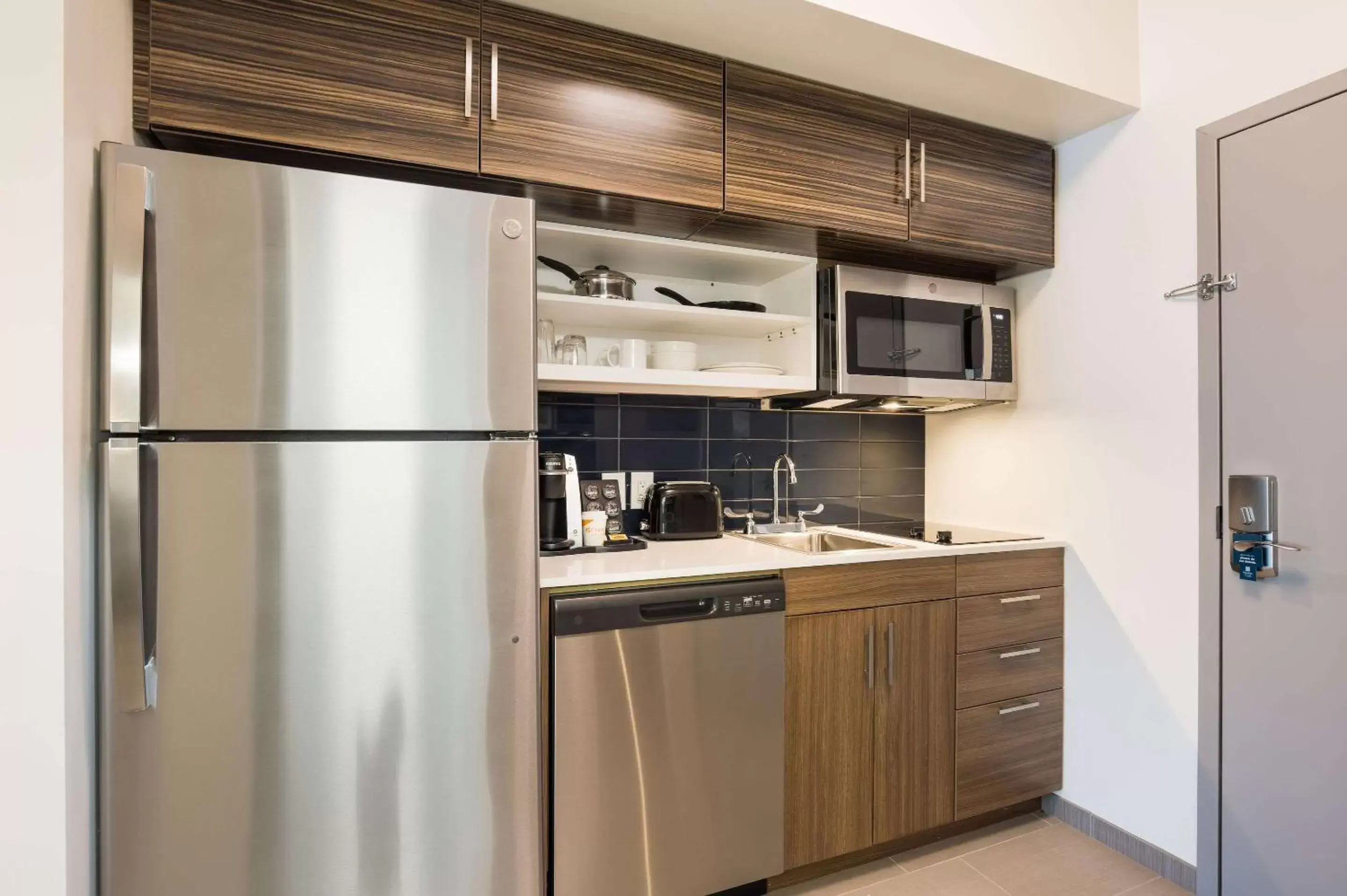 Kitchen or kitchenette, Kitchen/Kitchenette in MainStay Suites