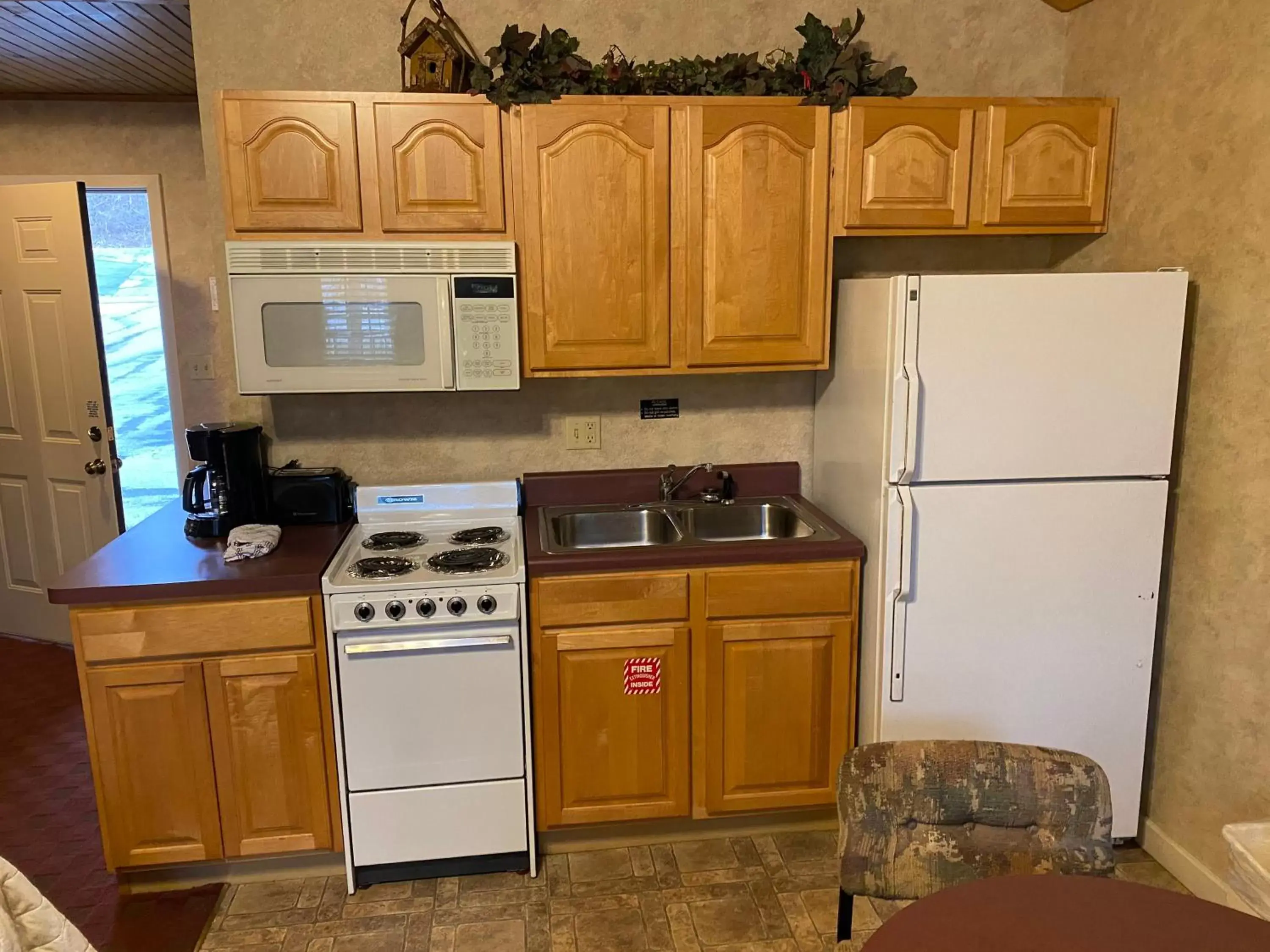 Kitchen or kitchenette, Kitchen/Kitchenette in Carr's Northside Hotel and Cottages