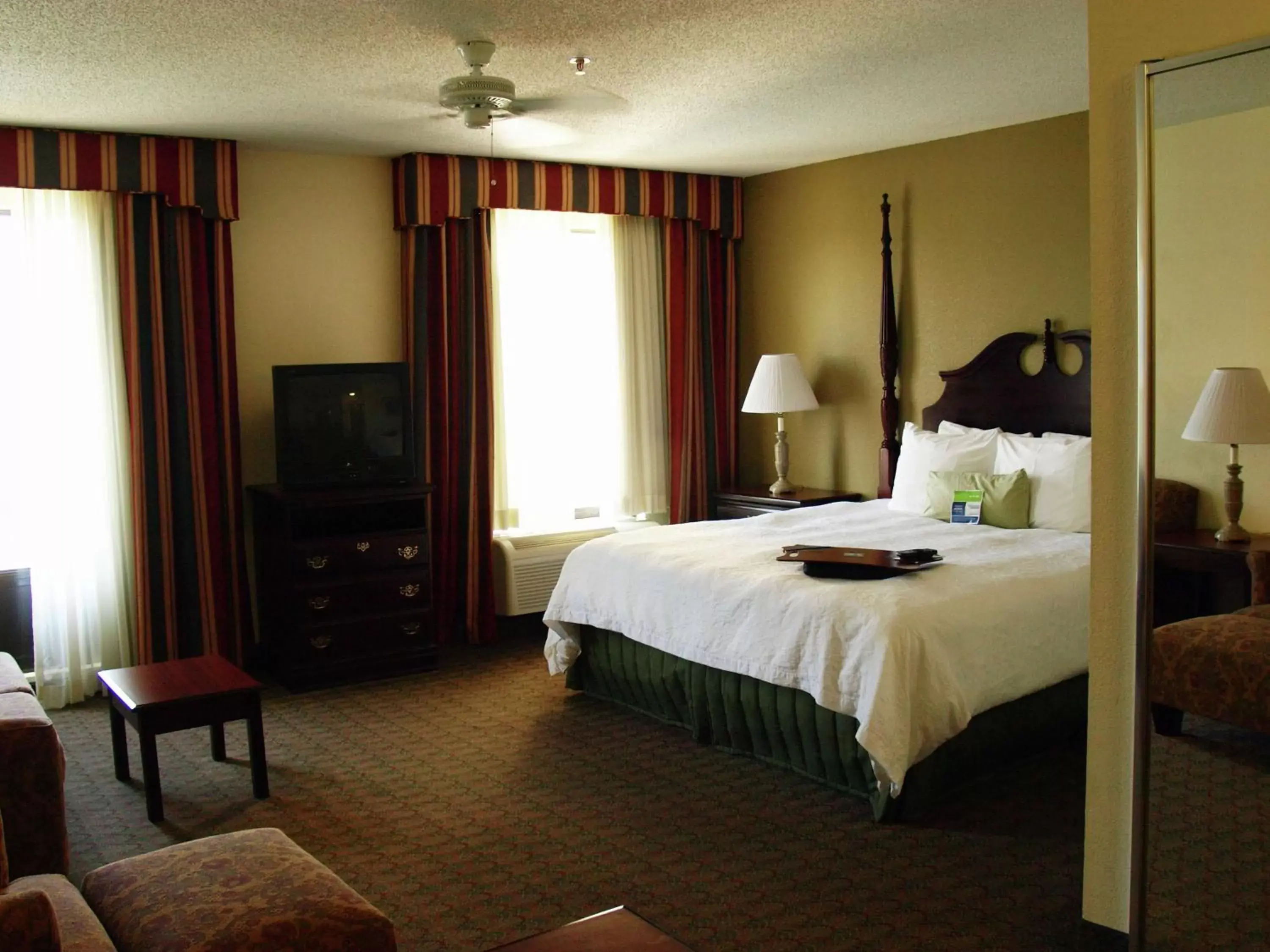 Bedroom, Bed in Hampton Inn Canton