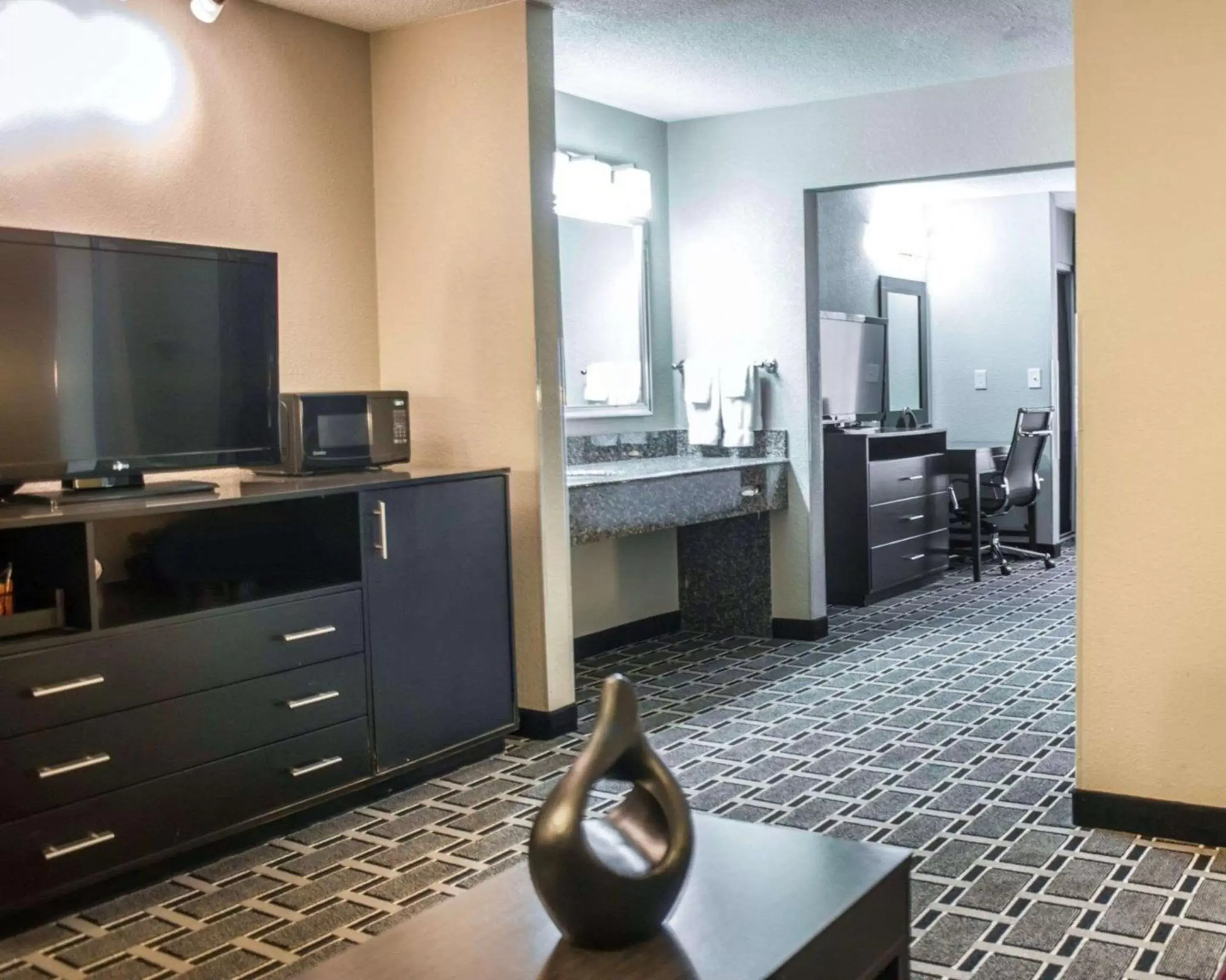 Bedroom, TV/Entertainment Center in Comfort Suites Airport Nashville