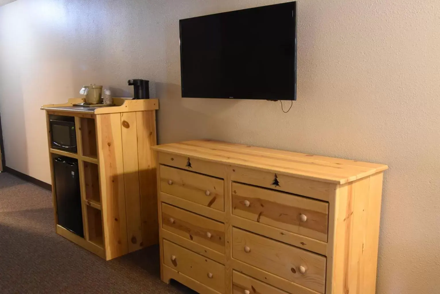 TV and multimedia, TV/Entertainment Center in Woodside Dells Hotel & Suites