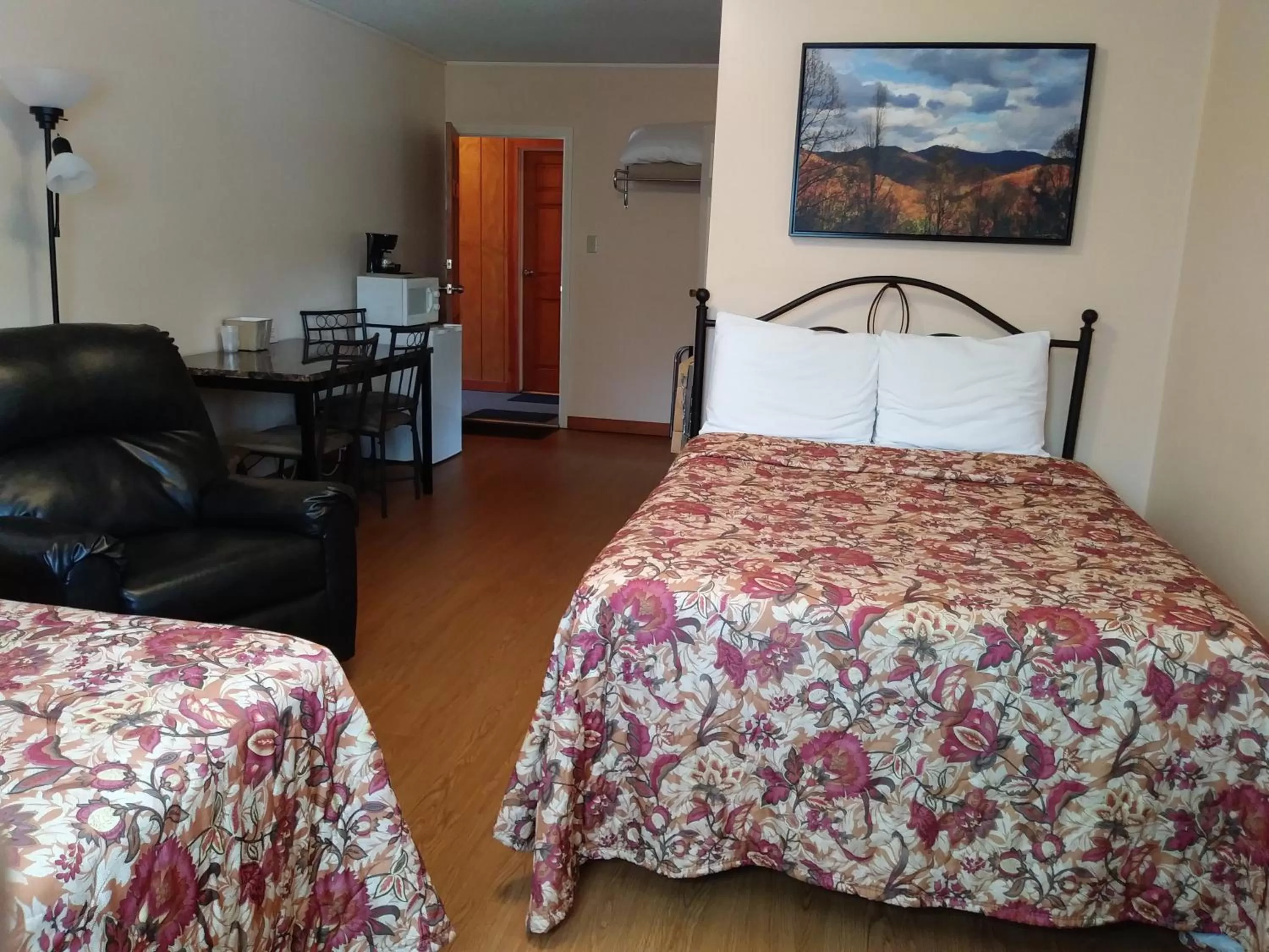 Bed in Riverbend Lodging