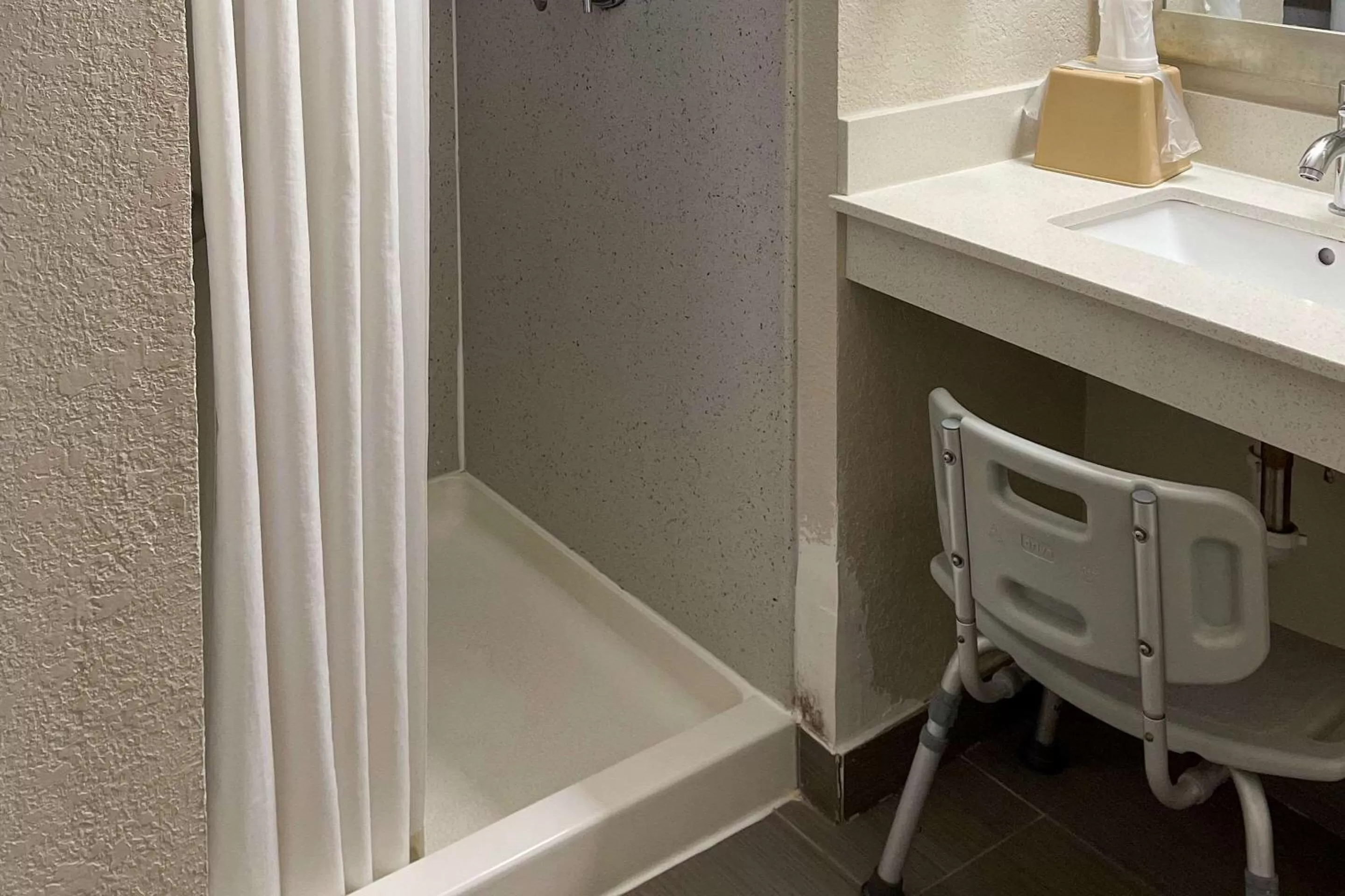 Bedroom in Econo Lodge Cartersville-Emerson Lake Point