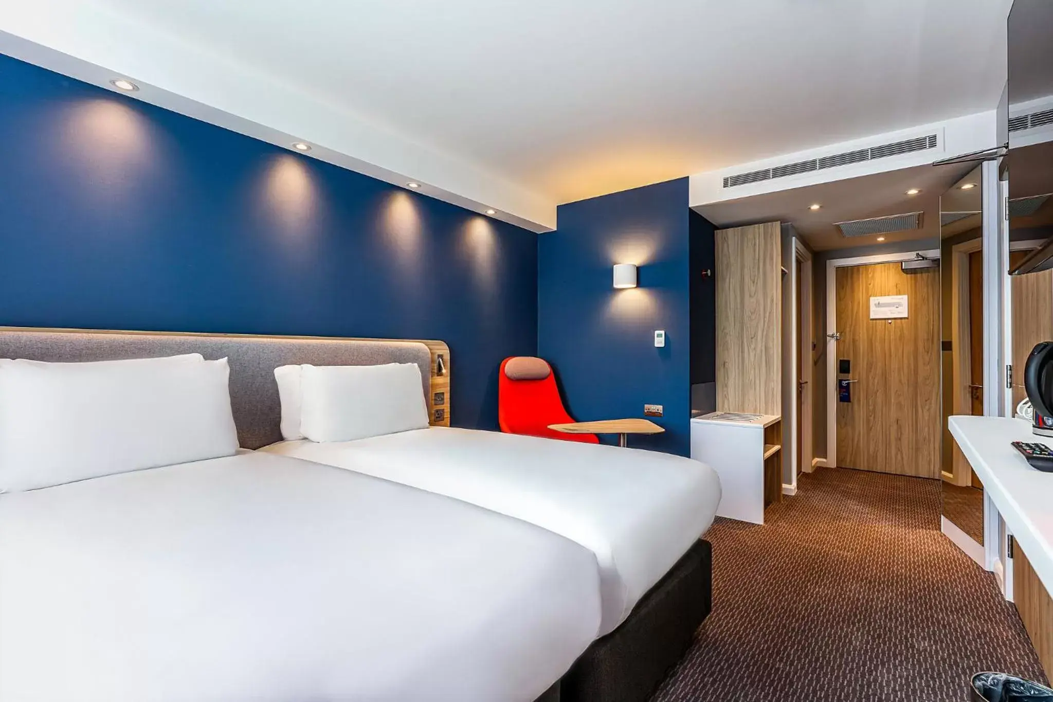 Photo of the whole room, Bed in Holiday Inn Express - Marne-la-Vallée Val d'Europe, an IHG Hotel