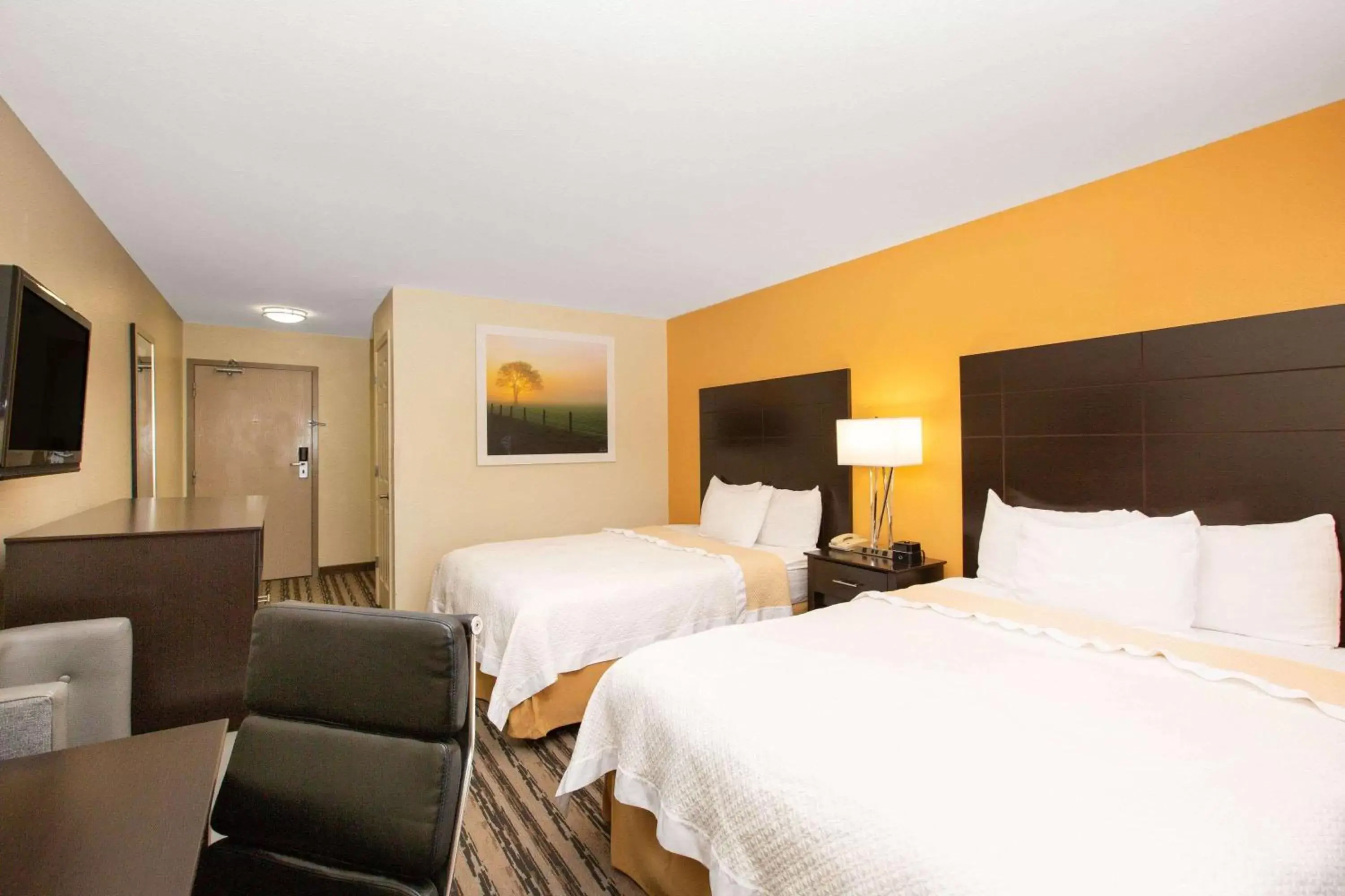 Photo of the whole room, Bed in La Quinta Inn by Wyndham Lincoln