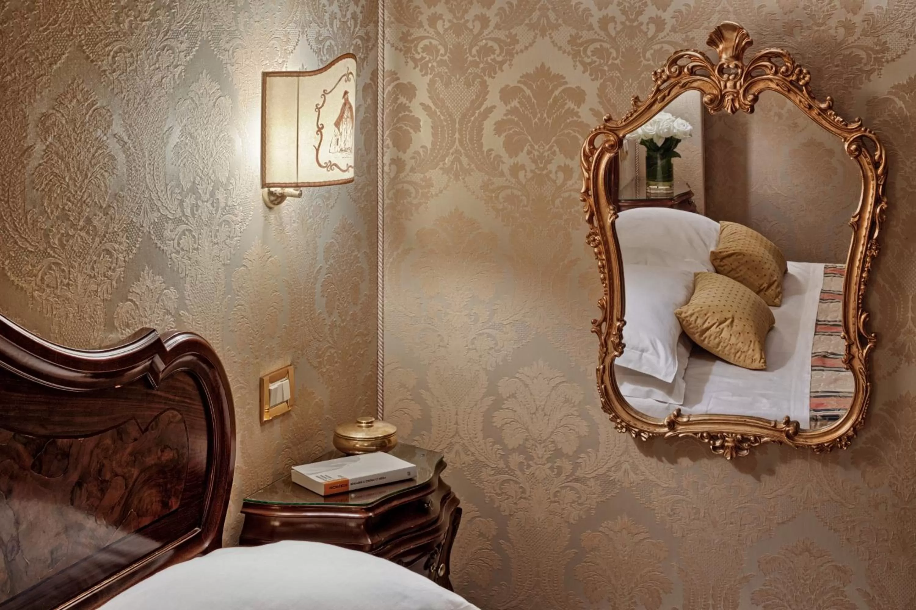 Decorative detail in Antica Locanda al Gambero