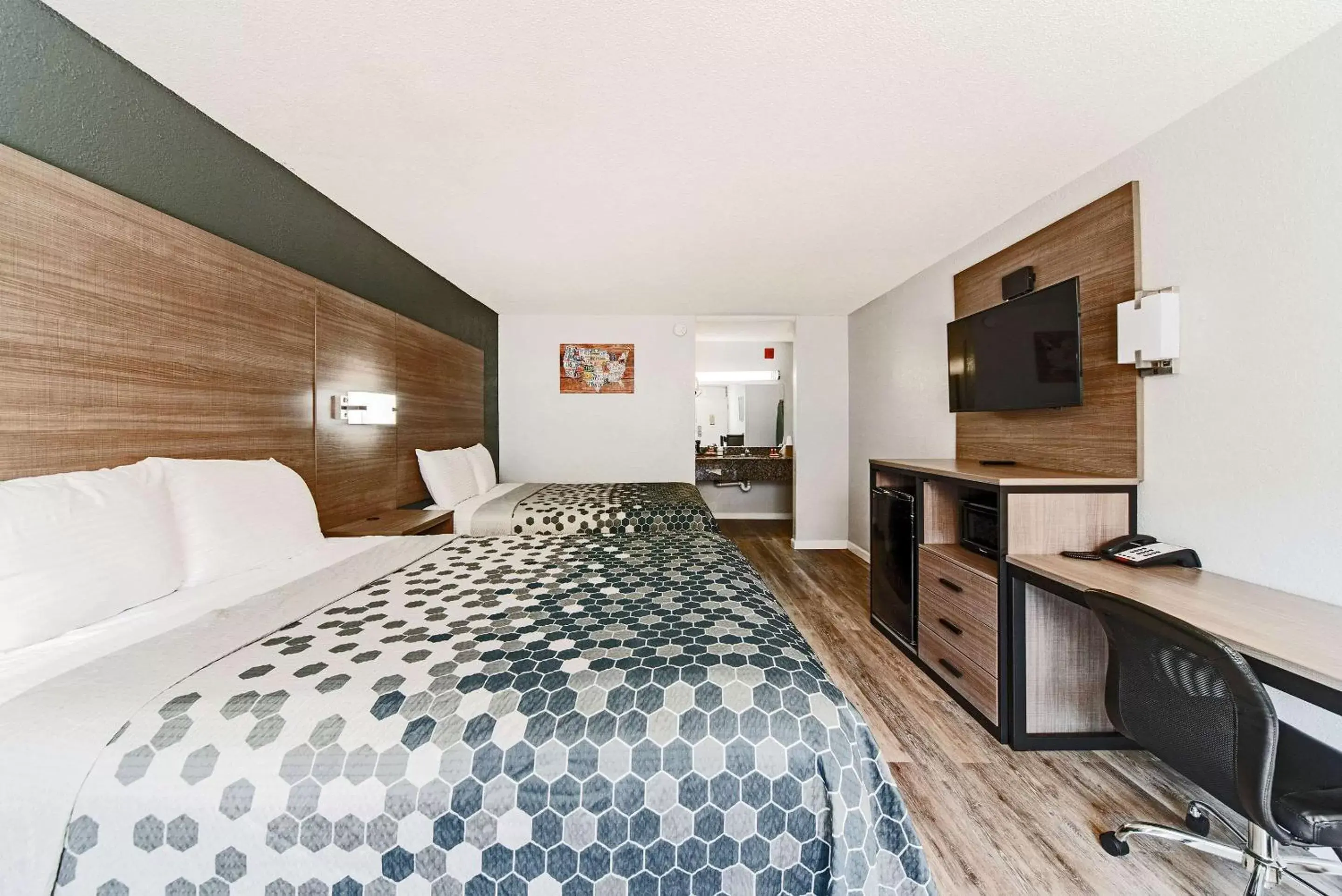 Bedroom in Econo Lodge Inn & Suites Near Bricktown