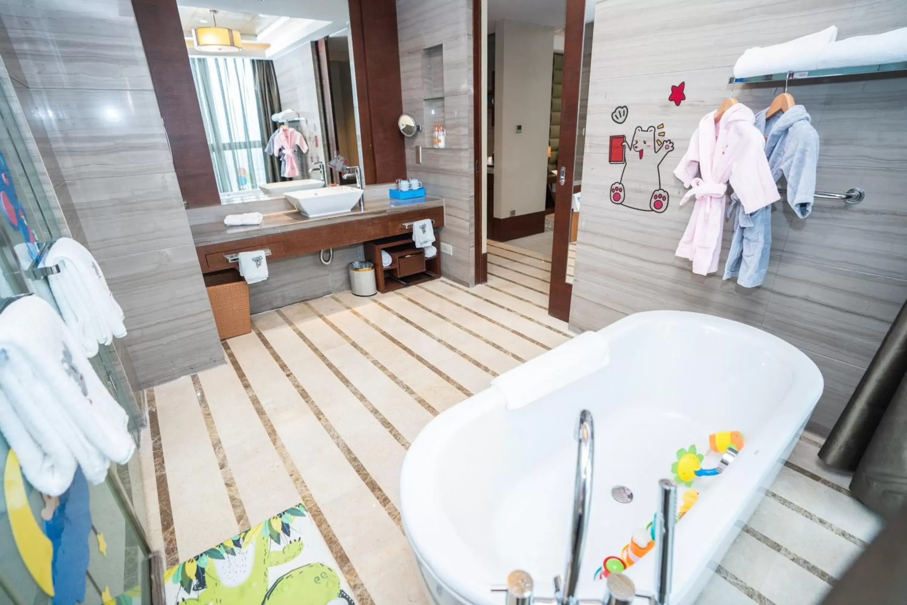 Photo of the whole room, Bathroom in Crowne Plaza Hefei, an IHG Hotel