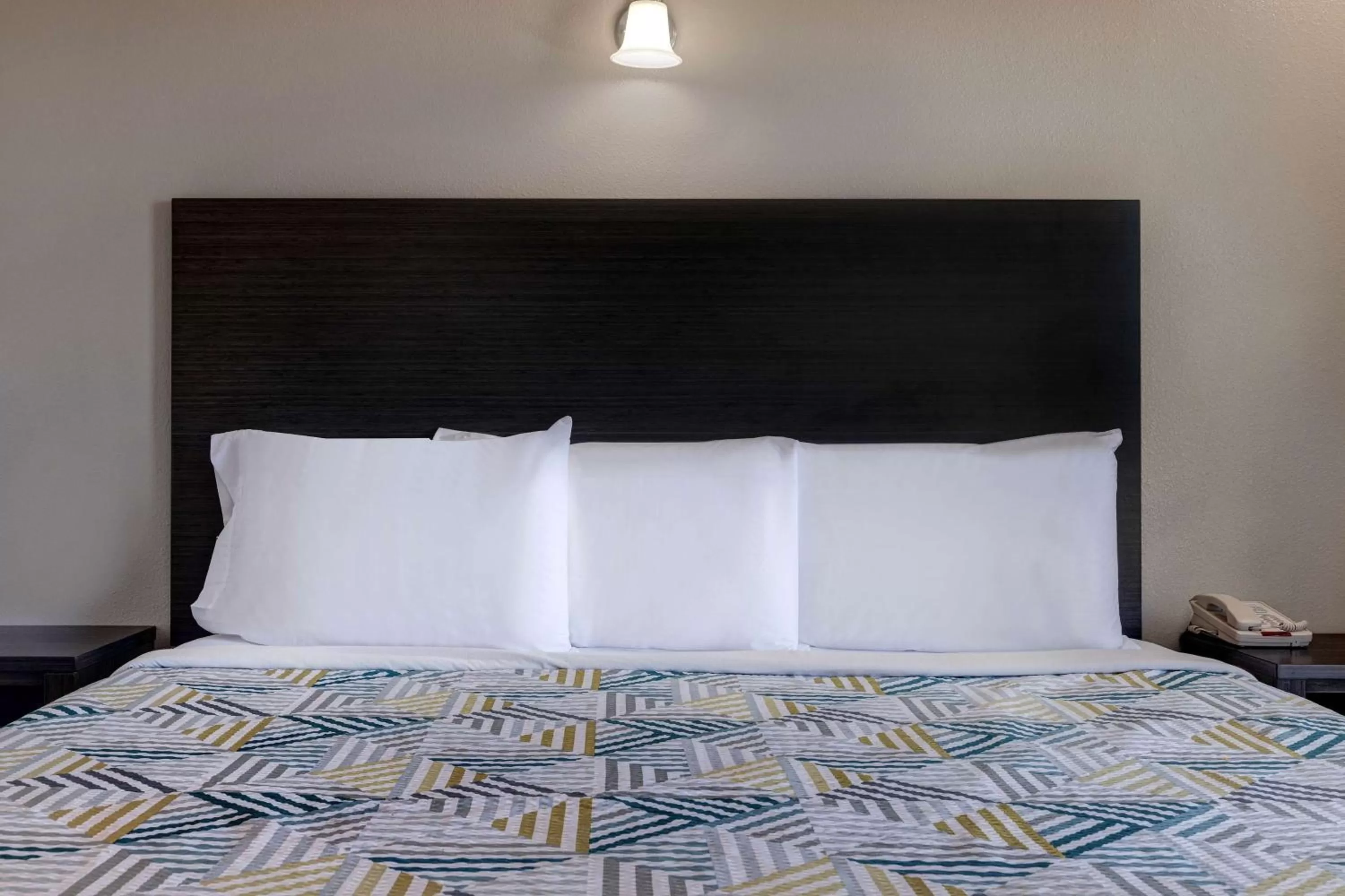 Bedroom, Bed in Crestview Inn