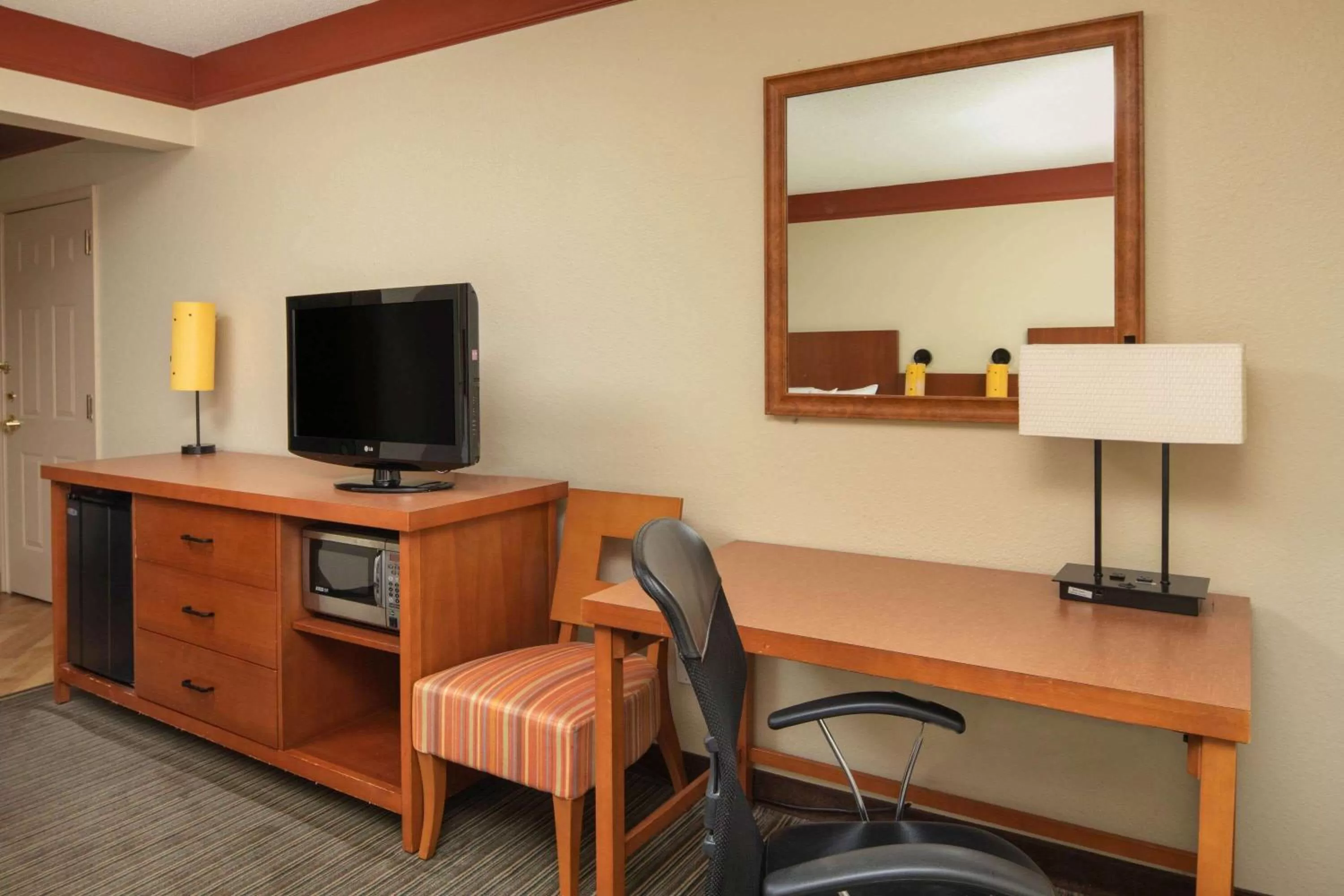 Photo of the whole room in La Quinta by Wyndham Atlanta Ballpark/Galleria