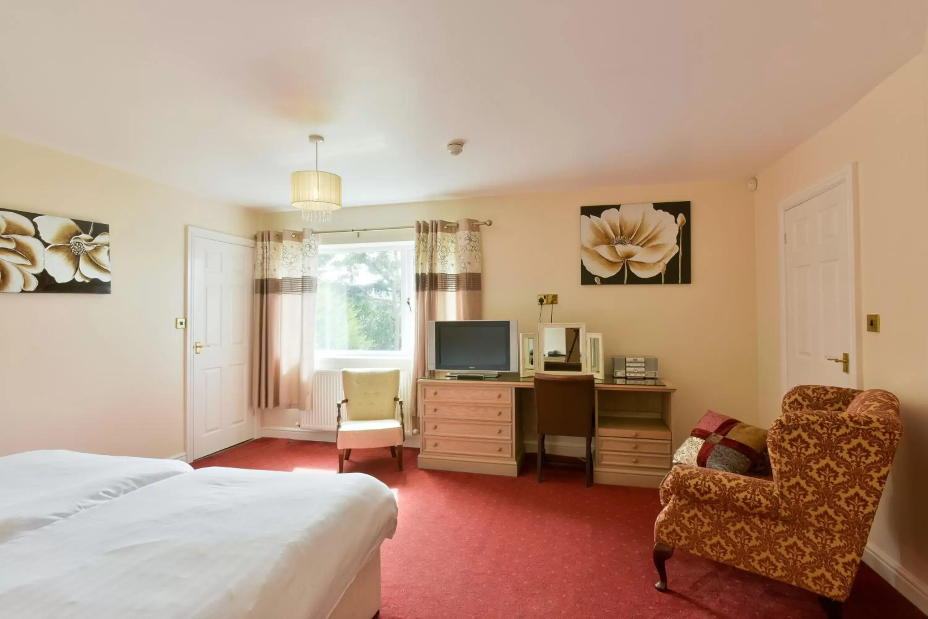 Bedroom, TV/Entertainment Center in Edenhall Country Hotel