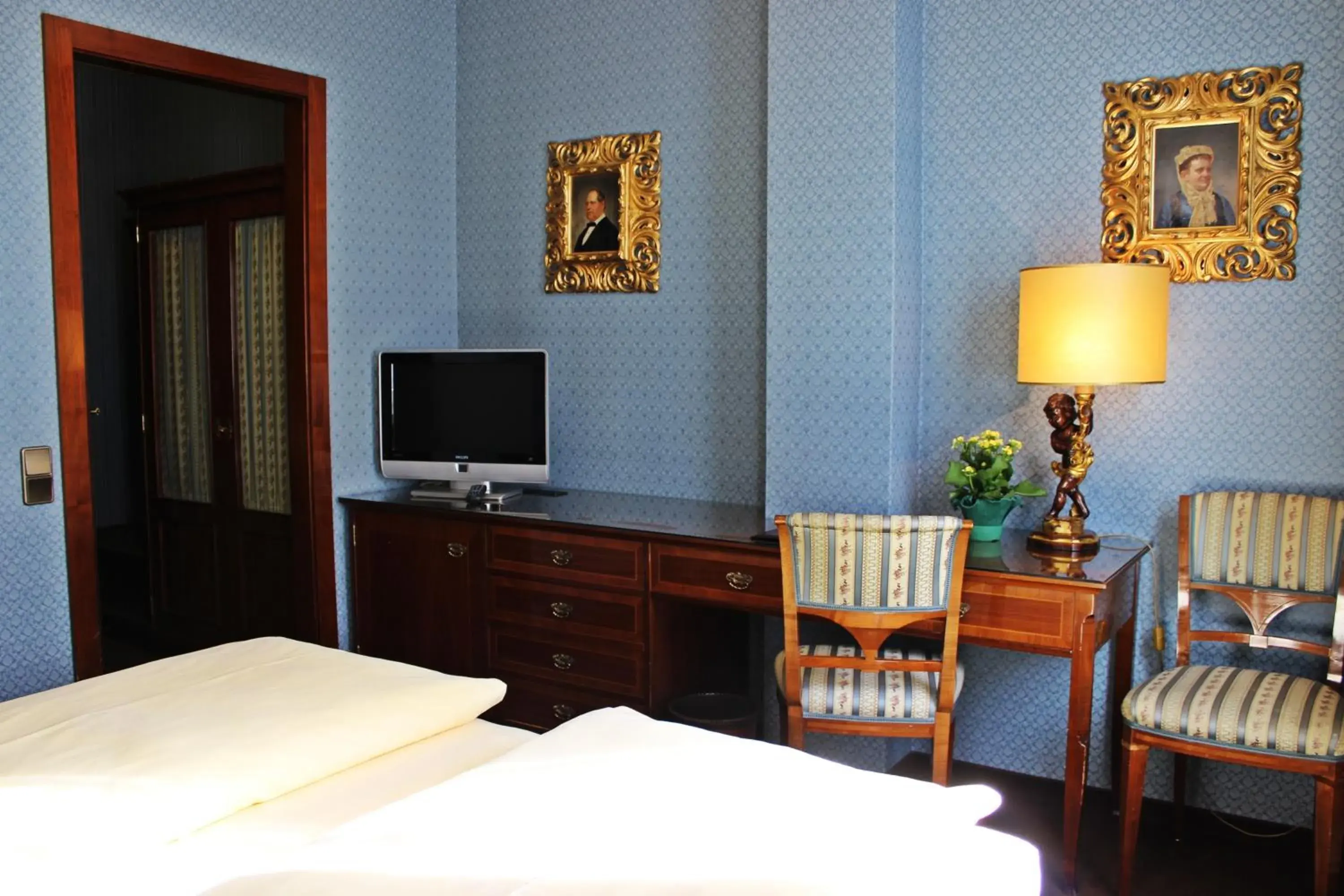 Bedroom, TV/Entertainment Center in Hotel Palais Porcia