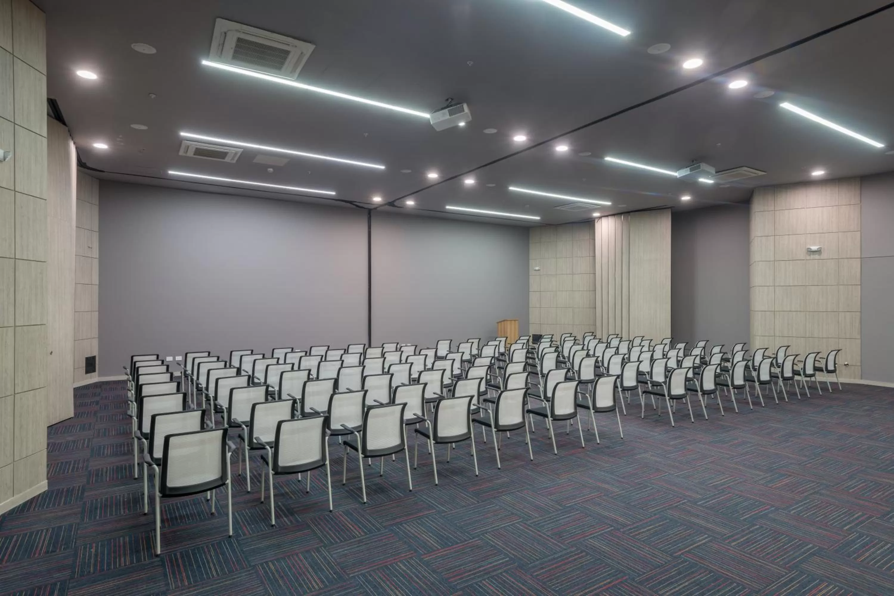 Meeting/conference room in Crowne Plaza Barranquilla by IHG
