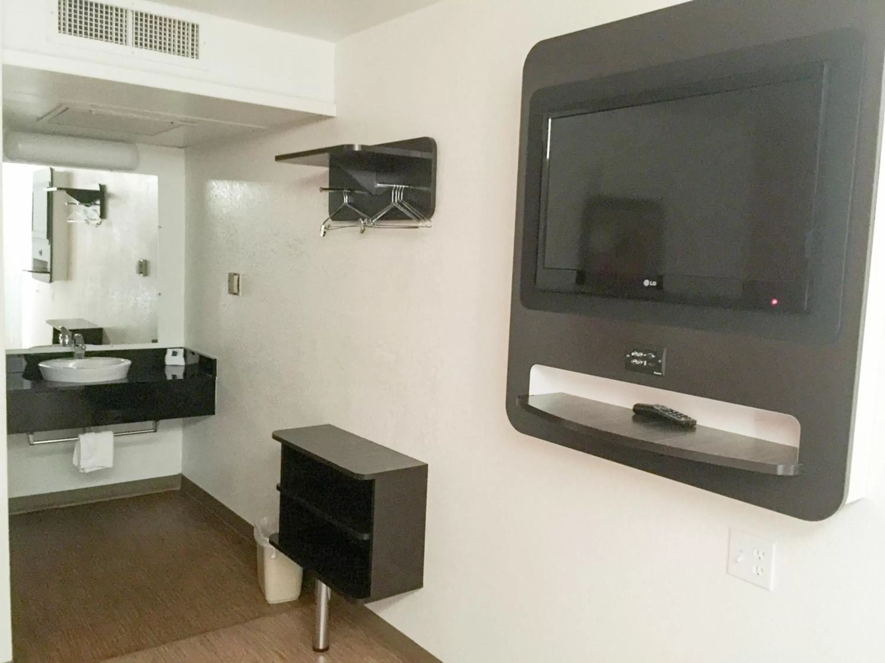 Bathroom, TV/Entertainment Center in Motel 6-Ardmore, OK