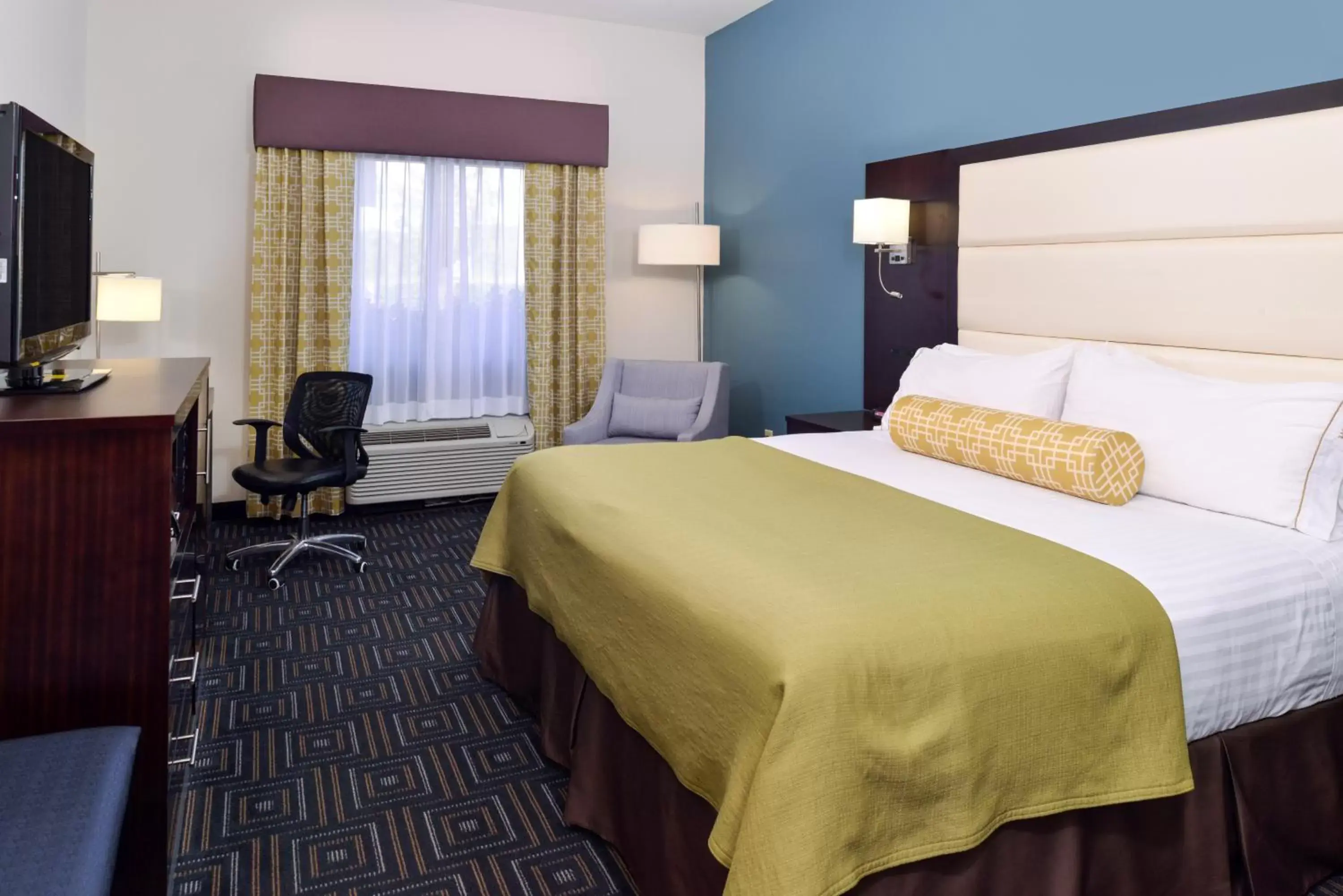 Bed, Room Photo in Holiday Inn Express Hotel & Suites Bessemer, an IHG Hotel