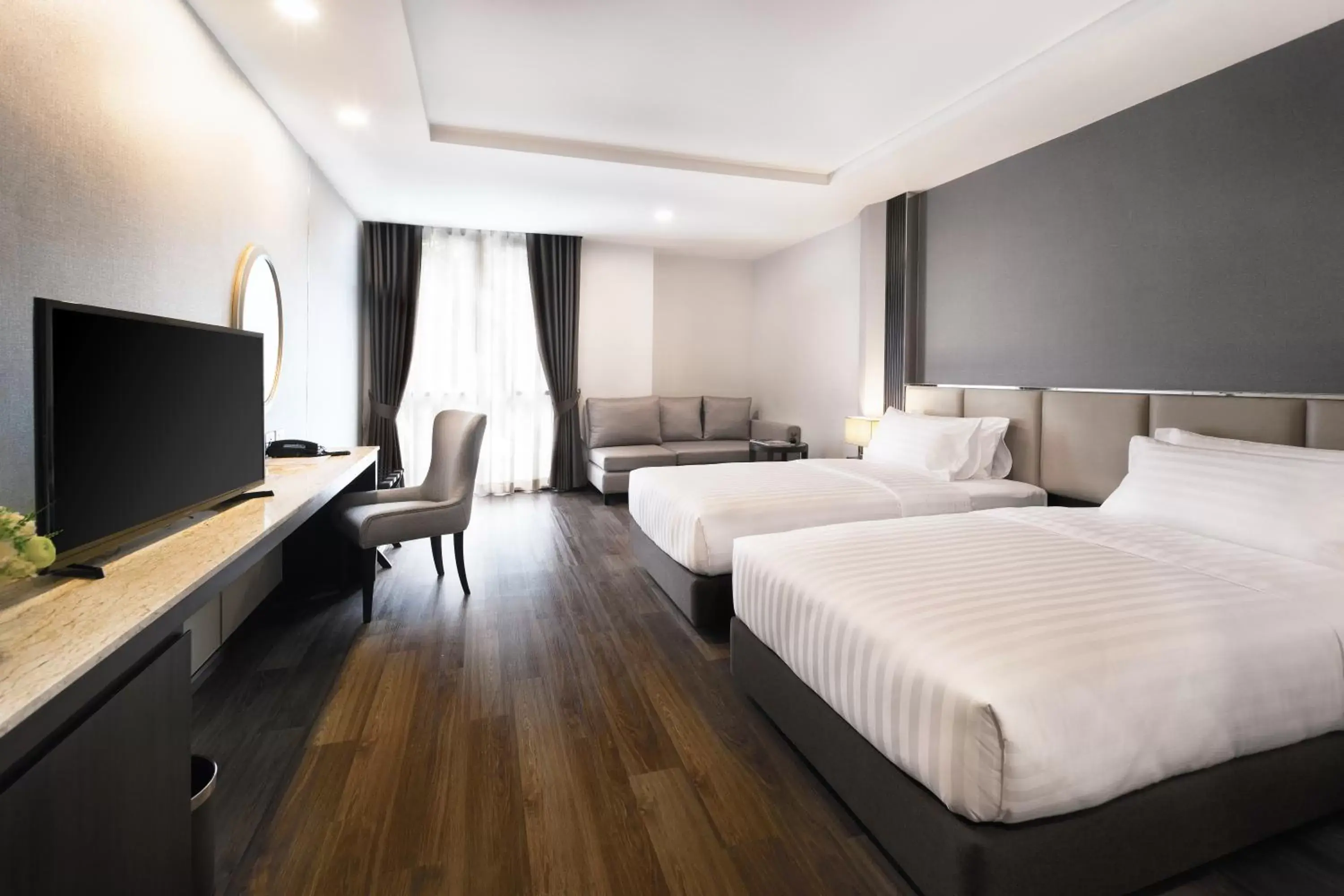 Bed, TV/Entertainment Center in SureStay Plus Hotel by Best Western Sukhumvit 2