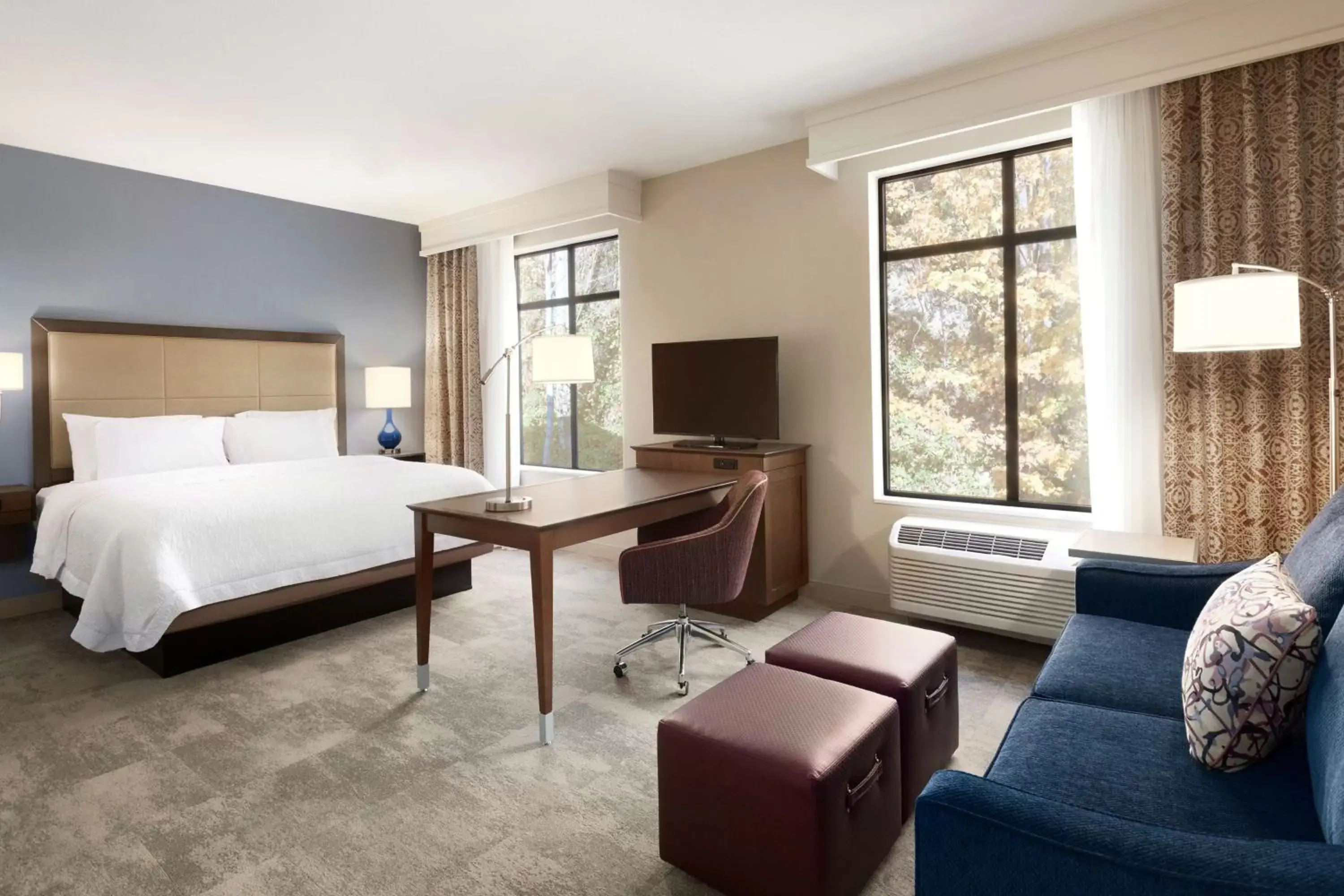Bedroom in Hampton Inn & Suites Seattle/Renton, Wa